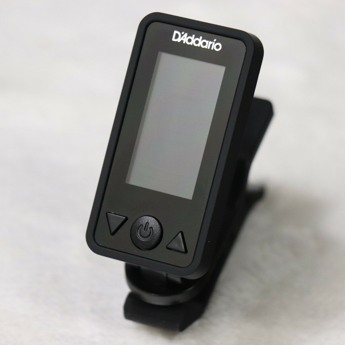 視認性の高いフルカラー・ディスプレイを採用した、ハイコストパフォーマンスのクリップ式クロマチック・ヘッドチューナー。 多少の傷や汚れ等の使用感がありますが、動作に問題ございません。■備考：その他・付属品は画像に写っている物のみとなります。 ※中古品につき、傷・打痕等、写真に写りにくい部分や記載以外の傷があります。予めご了承くださいませ。 ※こちらの商品は現物1点限りを、店頭展示を含め複数のモールに同時掲載しております。 売却に伴う商品情報の削除は迅速を心掛けておりますが、必ずしもリアルタイムではございません。 ご注文後に万一売り切れとなっておりました際は、誠に申し訳ございませんがご容赦くださいませ。 製品仕様 商品ランクB＋：多少傷はあるが通常使用する用途において問題なし保証期間1ヶ月ケース無し取扱説明書無し付属品無し