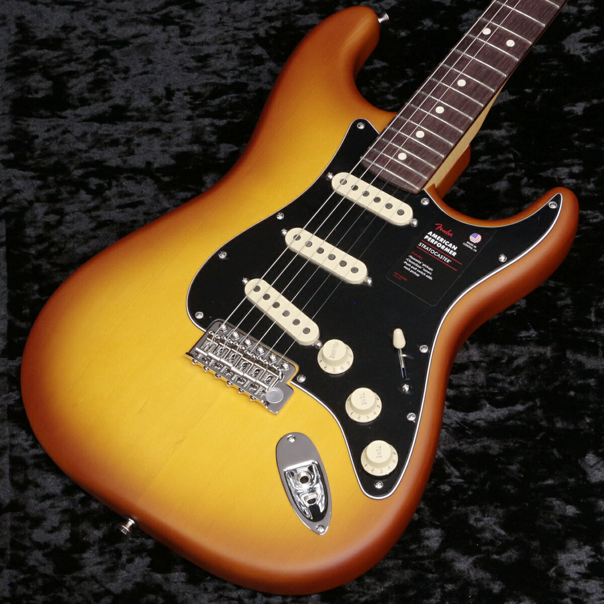 美しいトーンウッドを使用した限定アメリカンパフォーマー登場 Spruce(スプルース)材を仕様したアメリカンパフォーマー国内では、イシバシ楽器店限定販売となります。 限定 FSR American Performer Timber Stratocaster には、3 種類の美しいトーンウッド オプションが用意されています。 サテン・モカ仕上げの Sassafras、サテン・2カラー サンバースト仕上げの Pine、またはサテン・ハニー バースト仕上げの Spruce からお選び頂けます。 米国カリフォルニア州のコロナ工場で製作されたAmerican Performer Stratocasterは、フェンダーならではの卓越したトーンとオーセンティックな演奏性と、モダンでプレイヤーフレンドリーな仕様を融合させ、あなたのパフォーマンスを新たな高みへと導きます。 American Performer Stratocasterは、表現力豊かでリッチなトーンを提供するYosemiteシングルコイルピックアップを搭載。 Yosemiteピックアップは、フラットなスタッガードポールピースにより出力を向上させ、ハウリングを抑えながらコイルのナチュラルなトーンを引き出す特別なシェラックコーティングが施されています。 これらのピックアップは、あらゆる音楽パフォーマンスに理想的なダイナミックサウンドを生み出します。 また、トーンを絞った時にサウンドが濁らないGreasebucketトーン回路と、全てのピックアップポジションでネックピックアップを常時Onにできるプッシュ/プル式トーンノブも備えています。22本のジャンボフレットを配した9.5インチラジアス指板のModern “C”シェイプは、あらゆる演奏スタイルに理想的なプレイアビリティーをお約束します。 ■付属品：ギグバッグ、トレモロアーム、調整用レンチ、メーカー保証書 JAN 0885978094011 個体情報 重量　3.25kg 製品仕様 Body Material SpruceBody Finish Satin UrethaneNeck Maple, Modern “C”Neck Finish Satin UrethaneFingerboard Rosewood, 9.5” &#40;241 mm&#41;Frets 22, JumboPosition Inlays White DotNut &#40;Material/Width&#41; Synthetic Bone, 1.685” &#40;42.8 mm&#41;Tuning Machines Fender ClassicGearScale Length 25.5” &#40;64.77 cm&#41;Bridge 6-Saddle Vintage-Style Synchronized TremoloPickguard 3-Ply BlackPickups Yosemite Single-Coil Stratocaster &#40;Bridge&#41;, Yosemite Single-Coil Stratocaster &#40;Middle&#41;, Yosemite Single-Coil Stratocaster &#40;Neck&#41;Pickup Switching 5-Position Blade Special Electronics Push/Pull Switch up on Tone 2 adds Neck Pickup in Parallel For Positions 1 and 2Auxiliary Switching Push/Pull Switch On Tone 2 Adds Neck PickupControls Master Volume, Tone 1. &#40;Neck & Middle Pickup&#41;, Tone 2. Greasebucket Tone Circuit&#40;Bridge Pickup&#41;Control Knobs Aged White PlasticHardware Finish Nickel/ChromeStrings Fender USA 250L Nickel Plated Steel &#40;.009-.042 Gauges&#41;, PN 0730250403Case/Gig Bag Deluxe Gig Bag