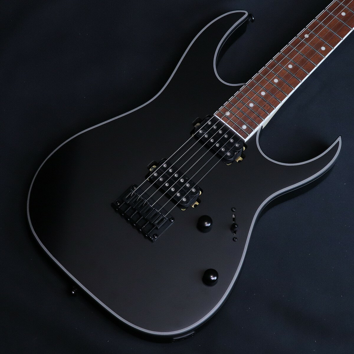 マルチ・バインディング、マット・ブラック・フィニッシュの精悍なRG ノントレモロ・モデル●ボディtopに手工の技で施された精悍なイメージを高める、ホワイトとブラックの三重に渡るマルチ・バインディング●直観的なリフやストロークプレイを重視するプレイヤーに最適な、ノントレモロ仕様●ゆたかな中低音域特性のメランティ材ボディ●視認性の高いセンター・ドット・ポジション・インレイ●Djentシーンで培った経験から生み出される、音の輪郭を失わない低音域とキレのよい高音域が特徴のオリジナルQuantumピックアップ主な仕様・Neck: 1pc Wizard III Maple neck・Body: Meranti body・Fretboard: Jatoba fretboard・Bridge: Fixed bridge・Neck Pickup: Quantum (H) neck pickup・Bridge Pickup: Quantum (H) bridge pickup・Hardware Color: Black・Strings: .010〜.046 Round Wound付属品ソフトケース、トレモロアーム、正規代理店保証書 ■JANコード:4515276693581 ■シリアルナンバー:I250704748 ■重量:3.21kg ※こちらの商品は店頭展示品の為、画像に写りにくい磨き傷などがある場合がございます。