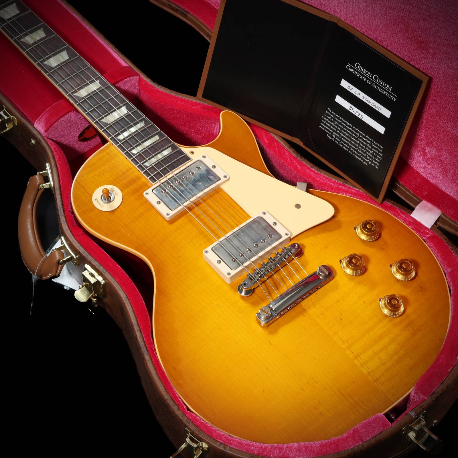 1959 Les Paulと並び、"The Les Paul"と言う名に相応しい、1958 Les Paul Standard！60周年アニバーサリー・モデルでアップデートされた、アンポッテッドのカスタムバッカー・ピックアップやLuxe製バンブルビー・コンデンサー、ヴィンテージ・カーブを採用したポットなど、サウンド面に於いても強力な仕様を本器も採用しております。ピックアップはCustombucker Alnico III (Unpotted)を搭載。甘い音色のネック・ピックアップ、カラッと抜けの良いブリッジ・ピックアップ、絶妙な枯れ具合が堪らないミックス・ポジションと、どのポジションのサウンドも魅力的で、加えて前述のアップデートにより、ノブを操作した際のレスポンスにも優れており、手元で様々な音色を作りやすいのも特徴です。ファットな「50s Rounded Medium C」のネック・グリップにナロー・フレットを擁し、ヴィンテージのトーンとフィーリングを再現しています。また58らしいプレーン・トップのルックスもグッときます。サウンド＆ルックス共にオススメの一本です。【※以下メーカーサイトより】サウンド、プレイアビリティ、ルックスの最高峰である、ギブソン・カスタムは、伝統的工程と最新技術の融合、そして卓越したクラフツマンシップにより、歴史を継承する製品と、新たな時代に向けた革新的な製品を生み出しています。1958年の夏、レスポールは、それまでのゴールド・フィ二ッシュから2ピース・メイプル材の杢を活かしたサンバースト・カラーへの仕様変更が発表され、ついに最終形へと到達し、その後2年半に及び生産が続きました。カスタムショップ製1958レスポール・リイシューは、1959よりはやや太めのネックとナロー・フレットを擁し、ヴィンテージのトーンとフィーリングを再現しています。1958年当時のヴィンテージのファクトリー出荷時のチェリー・サンバーストは、後年、経時変化による褪色、変色により個体ごとの個性豊かなバリエーションが生まれたため、リィシューでは代表的な4パターンのサンバースト・カラーを用意しました。プレーン・メイプル材や角度によって杢目が現れる硬質なライト・フィギュアド・メイプル材による主張しすぎないルックスは、多くのプロミュージシャンを虜にし続けています。■シリアル：8 5295■重量:3.99kg■JANコード:4580228786147■付属品:ハードケース、認定証、正規保証（要ユーザー登録） 製品仕様 Body Top2-Piece Plain Maple, Hide Glue FitBody BackMahoganyNeckSolid MahoganyNeck Shape50s Rounded Medium CFingerboardIndian Rosewood, Hide Glue FitBridgeNo-Wire ABR-1TailpieceLightweight Aluminum StopbarTuning KeysKluson Deluxe　Reissue Green KeyRhythm PickupCustombucker Alnico III &#40;Unpotted&#41;Lead PickupCustombucker Alnico III &#40;Unpotted&#41;