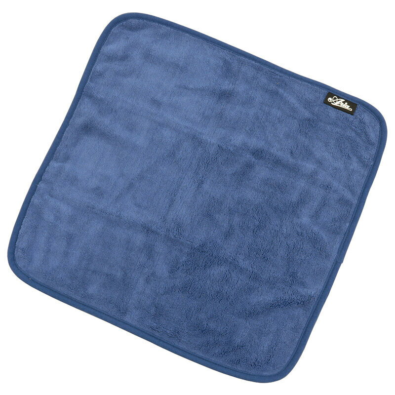 CC-1200 Blue表面と裏面で異なる生地感を採用した厚手の楽器用クロス。厚手の面は汚れを拭き上げる用として、薄手でやわらかい面は仕上げの拭き上げ用としてなど用途に合わせた使い分けが可能です。糸クズや細かな埃が出にくい構造のマイクロファイバーを採用し、楽器を傷付けることなくクリーニングする事ができます。ギター、ベース、ウクレレ、バイオリン、管楽器など多くの楽器に使用できます。クロスが汚れた際には洗濯し繰り返し使用可能です。 製品仕様 Size40 x 40 cmMaterialMicrofiberColorBlue