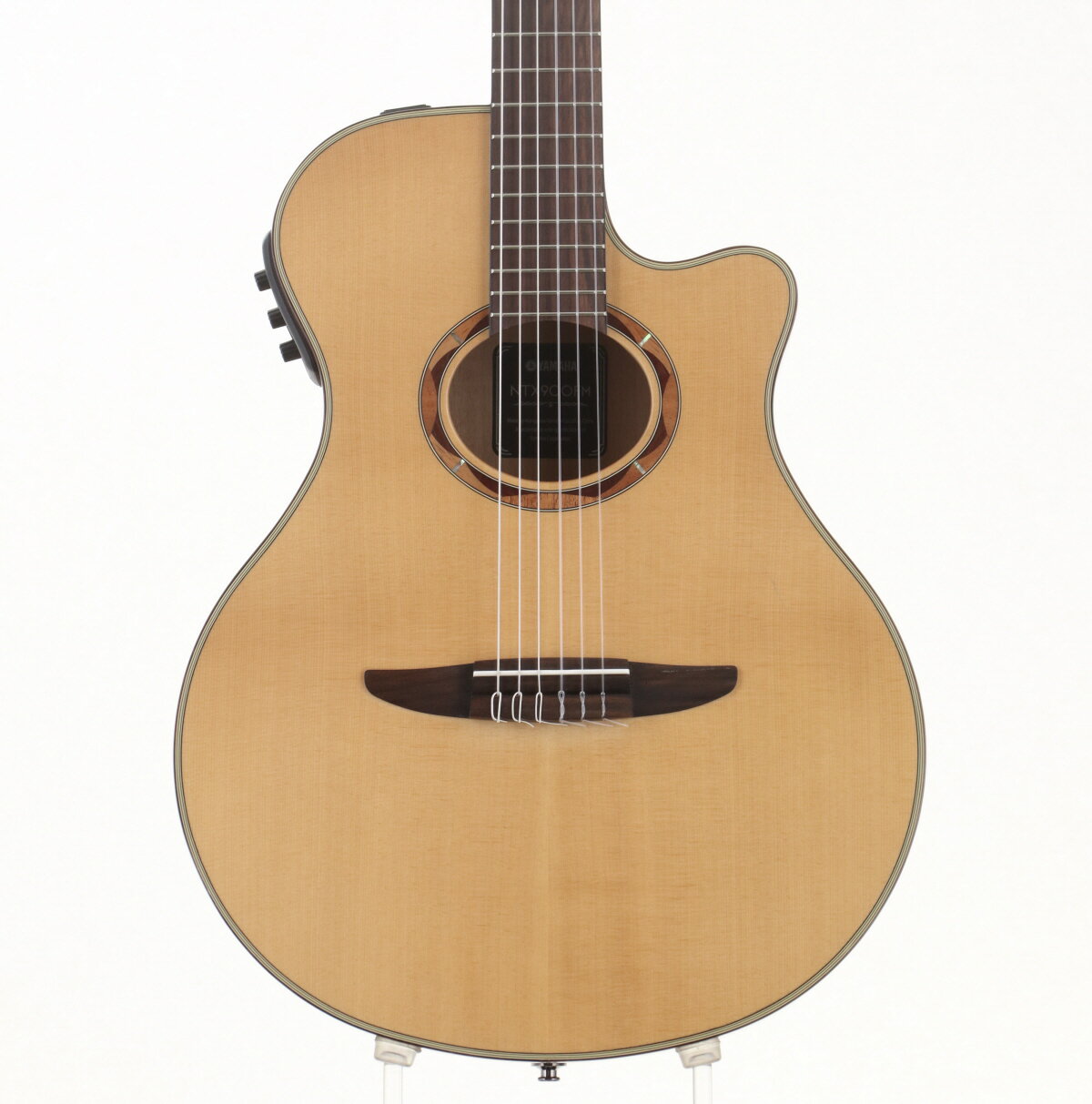 YAMAHA/NTX900FMが中古で入荷いたしました。トップはイングルマンスプルース、サイド・バックはフレイムメイプルという仕様。ネックはナトー、指板はローズウッドになります。繊細さの中に芯のある響きを持ち、クラシックギターの中でもジャンルを問わず幅広い演奏に応えてくれる仕上がりとなっています。A.R.T. 2way ピックアップシステムを搭載。指弾き、ピック弾きのどちらにも対応出来るような万能性が特徴となっております。 状態といたしましては、打痕、擦り傷、金属パーツのくすみがあり、年式相応の経年変化、使用感あり。トップに若干の膨らみ、歪みがございます。ネックはほぼまっすぐで、ハイ起きはございません。トラスロットに関しましては左右60度まで確認済みとなっております。フレットは約8割と高め。弦高は、12フレット上6弦側3.2mm、1弦側2.9mmとなっております。プリアンプの出力が非常に弱く、アンプのボリュームを高く設定しないと音が鳴らない状態です。ライン出力時にノイズが発生します。是非ご検討くださいませ。■状態:B+：打痕、擦り傷、金属パーツのくすみがあり、年式相応の経年変化、使用感あり。■シリアルナンバー：QPM131120■ネックコンディション：状態は適正範囲内でトラスロッドは左右60度まで確認済み。■フレット：フレットは調整済みで激しい凹凸はございません。8割ほどの高さがあります。■ケース及び付属品：非純正ソフトケース■保証：12ヶ月■リペア・メンテナンス箇所：クリーニング・弦交換・ロッド調整・オクターブ調整・弦高調整 ※中古品につき、傷・打痕等、写真に写りにくい部分や記載以外の傷があります。予めご了承くださいませ。 ※トラスロッド、フレット残り、弦高等の記載がある場合は当社スタッフがセットアップ時に計測したものであり、 気候、湿度等、環境の違いによる影響等で、変化が起こります。数値は購入時の参考としてご利用いただく事を想定しており、 お手元に届いた際に同数値である事をお約束するものではございません。 ※こちらの商品は現物1点限りを、店頭展示を含め複数のモールに同時掲載しております。 売却に伴う商品情報の削除は迅速を心掛けておりますが、必ずしもリアルタイムではございません。 ご注文後に万一売り切れとなっておりました際は、誠に申し訳ございませんがご容赦くださいませ。 製品仕様 商品ランクB＋：多少傷はあるが通常使用する用途において問題なし保証期間12ヶ月シリアルナンバーQPM131120ケースソフトケーストラスロッド【問題なし】ロッド左右60度まで確認済みにて問題なしフレット残り【問題なし】新品と同等の状態弦高低音弦側12フレット上 3.2mm弦高高音弦側12フレット上 2.9mmセットアップ時の弦MATSUOKA MC1000HT / High Tensionリペア・メンテナンス箇所クリーニング・弦交換・ロッド調整・オクターブ調整・弦高調整