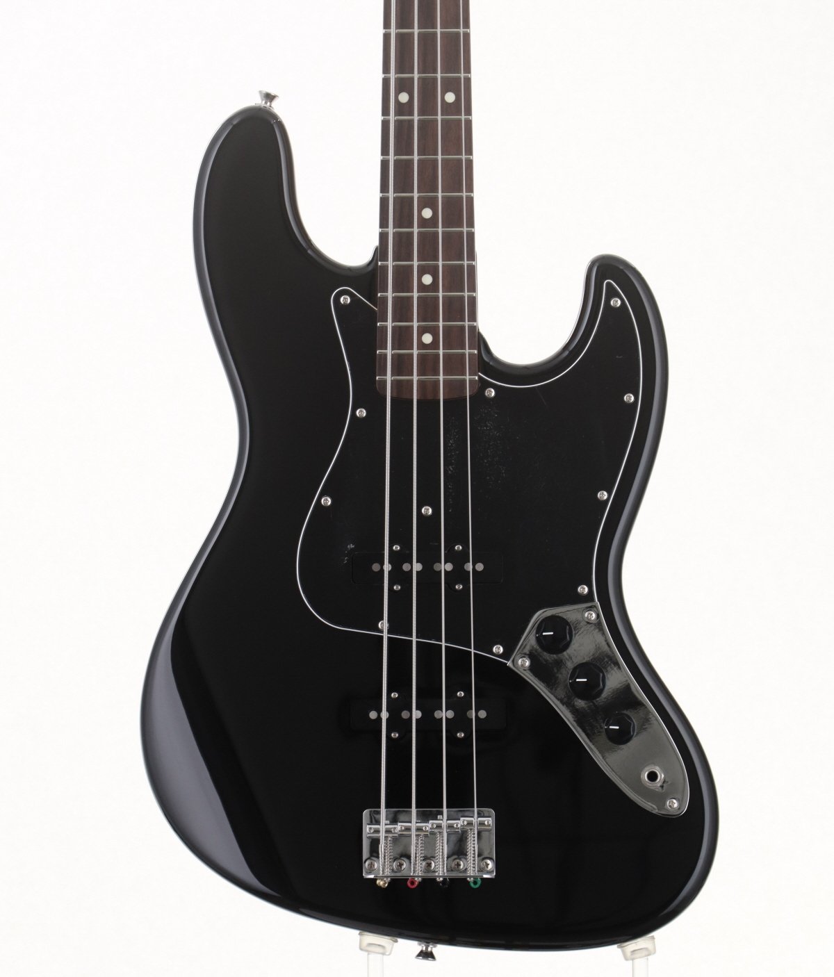 HISTORY CV-BJ4 BLACKが中古で入荷。 フレットのすり合わせ調整を行っておりますのでプレイコンディションは問題無く十分お使い頂ける状態です。ピックガードに目立つ傷あり、4弦側ホーン側面に擦り傷あり、ボディ全体に細かい擦り傷含め使用感はございますが、こちらの商品は弊社入荷後、弦を新品に張り替えを行い、弊社リペア部門にて各部クリーニング、メンテナンス＆セットアップを行っております。また購入後安心して永くお使い頂ける様、新品同様に1年間の保証をお付けしております。 ※中古品につき、傷・打痕等、写真に写りにくい部分や記載以外の傷があります。予めご了承くださいませ。 ※トラスロッド、フレット残り、弦高等の記載がある場合は当社スタッフがセットアップ時に計測したものであり、 気候、湿度等、環境の違いによる影響等で、変化が起こります。数値は購入時の参考としてご利用いただく事を想定しており、 お手元に届いた際に同数値である事をお約束するものではございません。 ※こちらの商品は現物1点限りを、店頭展示を含め複数のモールに同時掲載しております。 売却に伴う商品情報の削除は迅速を心掛けておりますが、必ずしもリアルタイムではございません。 ご注文後に万一売り切れとなっておりました際は、誠に申し訳ございませんがご容赦くださいませ。 製品仕様 商品ランクB＋：多少傷はあるが通常使用する用途において問題なし保証期間12ヶ月シリアルナンバーJ190352製造国日本ケースソフトケース重量4.38kgトラスロッド【問題なし】ロッド左右60度まで確認済みにて問題なしフレット残り【問題なし】充分なフレット高さあり弦高低音弦側12フレット上 2.5mm弦高高音弦側12フレット上 2.0mmセットアップ時の弦D&#39;Addario EXL165 / .045-.105 setリペア・メンテナンス箇所クリーニング・弦交換・ロッド調整・オクターブ調整・弦高調整・すり合わせ