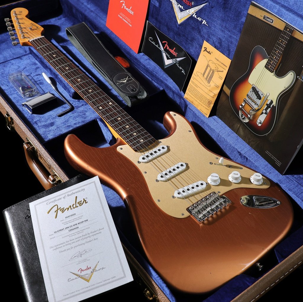 Fender Custom Shop Custom Built 1959 Stratocaster Journeyman Relic Aged Copper 2024年9月にカリフォルニア Fenderコロナ工場で行われたファクトリーオーダーツアーにてオーダーを行ったモデルが入荷致しました！珍しいAged CopperカラーにハンドワウンドのPOBLANOピックアップを搭載した吠えるような力強いトーンが魅力の一本です！「Lacquer(ラッカー)」塗装で「Journeyman Relic」フィニッシュの「2-Peace Alder(アルダー）」ボディ。ネックには「QTR-Sawn Maple(クォーターソーン・メイプル）」を採用。指板は「Flat Lam AAA Rosewood（ローズウッド）」で、指板ラジアスは9.5Rを採用しております。またネックシェイプには厚すぎず薄すぎずで握り込みやすい「60　Style Oval "C"」を採用。フレットには大きめの「Jumbo/6100」を21本搭載しております。現代的な仕様を採用し演奏性も抜群です。ジャーニーマンレリックにより全体的に入れられたウェザーチェックがカラーリングと非常にマッチしており貫禄たっぷりのルックスです。ピックアップには「Hand-Wound Poblano Strat」を3機搭載。ヴィンテージリイシューモデルのピックアップと比較して高出力となっている他、ノイズ・ハウリング対策としてロウ漬けポールピースを採用したピックアップ。ワイドレンジなクリーンサウンドからエッジの効いたドライブサウンドまで幅広くアウトプットいたします。コントロールは「Strat Vintage Mod Wiring #1」を採用。これにより、ブリッジピックアップのトーン調整が可能となっています。珍しいカスタムオーダーならではのルックスに演奏性も兼ね備えた完成度の高い一本です！カスタムオーダー品の一点ものとなっておりますため是非お早めにご検討くださいませ！！■付属品：認定証、ハードケース、正規保証2年■シリアルナンバー：CZ584938■重量：3.56kg■商品CD：0885978780891※誠に恐れ入りますが商品の特性上、石橋楽器内の他店舗・移動でのご案内は全て御遠慮させていただきます。 SPEC Body Finish: LacquerBody:2-Peace AlderNeck Finish: Nitrocellulose LacquerNeck:QTR-Sawn MapleFinger Board:Flat Lam AAA RosewoodRadius：9.5”RNeck Back-Shape:60　Style Oval "C"Frets:Jumbo/6100Pickup:Hand-Wound Poblano StratControl:Strat Vintage Mod Wiring #1Switch:5WayBridge:Vintage