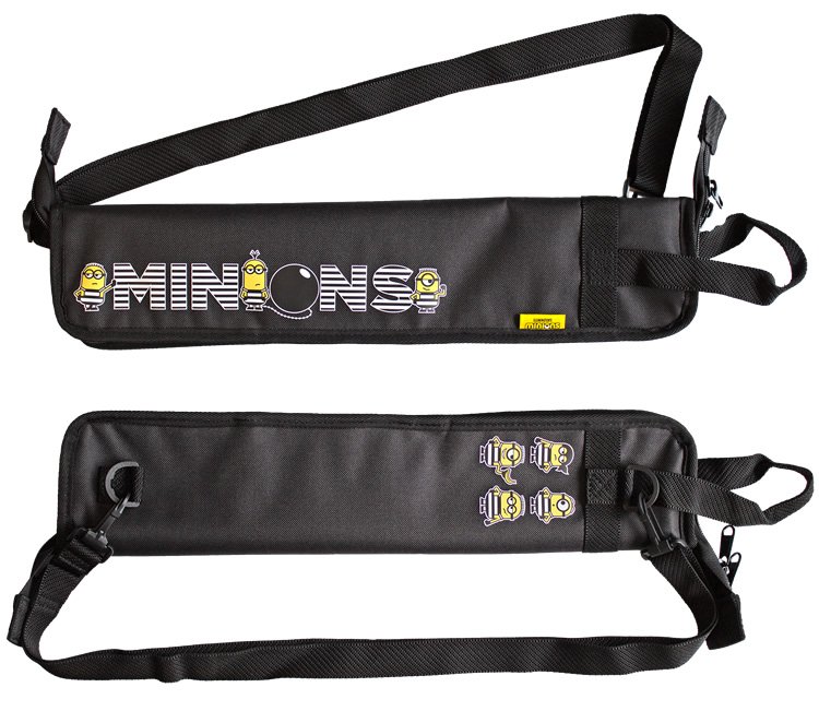 いたずら好きでお茶目な世界的人気キャラクター「ミニオン」のスティックバッグ。 2〜3ペアが収納可能、コンパクトながら厚みのある中綿生地を採用した丈夫なナイロン製スティックバッグです。 ドラムキーなどのアクセサリーを収納できるメッシュタイプのポケット、 持ち運びに便利なショルダーストラップ（取り外し可能）付きです。 内部のゴムバンドでフロアタムに取り付けることができます。 外寸：約45cmx約10cmx約3cm（ファスナーを閉めた状態） デザイン：ストライプ MNSB-2
