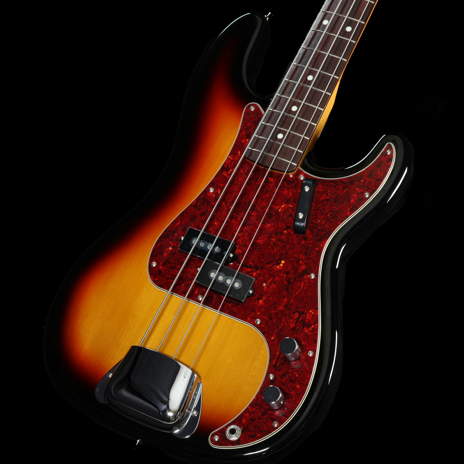 フェンダー・ハマオカモトのPBがリニューアル！現代日本のミュージックシーンで活躍している最も影響力のあるベーシストの一人。1991年生まれのハマ・オカモト氏は2008年にズットズレテルズを結成しました。2009年からはOKAMOTO’Sのメンバーとして、精力的にアルバム製作、海外ツアーへ参加。数多くのフェス、ライブイベントで大成功をおさめております。独学で学んだと言われる彼の演奏スタイルですが、絶妙なタイム感といい、饒舌に歌い上げる表現力豊かなフレージングといい、日本人離れした敏腕。その実力はすぐさま広く認知されることとなり、2013年にはフェンダー社とのエンドースメント契約を締結しました。その後、2015年末に待望発売されたシグネチャーモデルが、このたびメイド・イン・ジャパン新仕様にて再登場した次第です。MIJトラディショナル・シリーズやMIJハイブリッド・シリーズに代表される近年の日本製フェンダーは、カスタムショップのシニアマスタービルダーを務めていた巨匠クリス・フレミングらによる、技術指導・監修のもとで製作工程の大幅なアップデートが行われております。本器はHAMA OKAMOTO氏がメインとして愛用している1968年製のFender Precision Bassがモチーフ。「ありそうでなかった弾き易いプレシジョン・ベース」をテーマに、ジャズベーススタイルのスリムネックを採用しております。ヴィンテージスタイルの丸いパドルペグやブリッジカバーの他、発色の良いバスウッド・ボディ、通称「赤べっこう」柄のピックガードといったオリジナリティが際立つ仕上がりです。■付属品：ソフトケース、正規2年保証 ■ 重量：4.06kg ■ JAN：0885978031429 ※こちらの商品は現物1点限りを、店頭展示を含め複数のモールに同時掲載しております。 売却に伴う商品情報の削除は迅速を心掛けておりますが、必ずしもリアルタイムではございません。 ご注文後に万一売り切れとなっておりました際は、誠に申し訳ございませんがご容赦くださいませ。 製品仕様 ModelHAMA OKAMOTO Precision Bass #4 3 Color Sunburst Made in JapanBodyBasswoodBody FinishPolyesterNeckMapleNeck ShapeClassic &#39;60s Jazz BassNeck FinishPolyurethaneFingerboardRosewoodFingerboard Radius7.25" &#40;184.1mm&#41;Frets20 Vintage-StyleNutBoneNut Width1.5" &#40;38.1mm&#41;Scale Length34" &#40;864mm&#41;PickupsVintage-Style Split Single-Coil Precision BassControlsVolume, ToneBridge4-Saddle Vintage-Style with Bridge CoverTuning MachinesVintage-Style LolipopPickguardRed TortoiseshellControl KnobsKnurled Flat-TopStrings Gauge.045 - .100