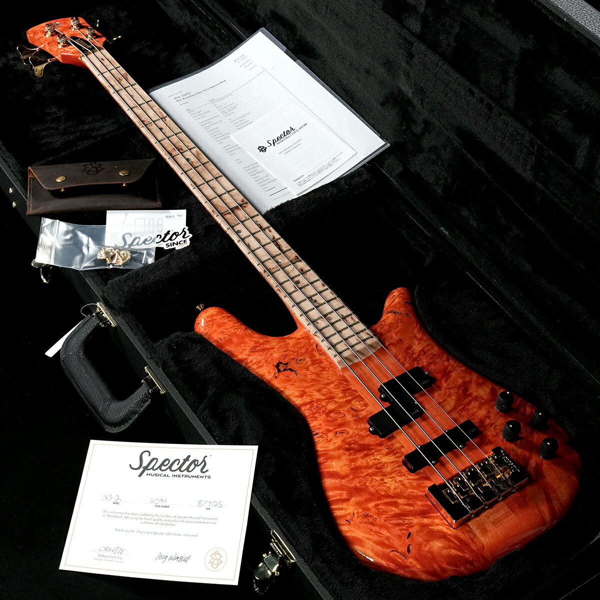 Spectorの代表モデル「NS-2」のカスタムショップ製、極上仕様の一本が入荷しました。今回の個体は、鮮烈な「Inferno Red」ステインが施されたMappa Burlトップを採用し、見る者を圧倒する存在感を放ちます。ネックはスルーネック構造の3ピースメイプル、指板には独特な質感を持つバークインフューズドメイプルを使用。アバロンドットインレイとサイドドットが高級感を演出します。ピックアップにはEMG P/SJを搭載し、Spector伝統のHAZ 9Vプリアンプとの組み合わせで、パンチのあるサウンドと幅広いトーンレンジを実現。ハードウェアはゴールドで統一され、高級感と実用性を兼ね備えています。ペグはSchaller製でこちらは現行ですが通常使用されるペグよりもクラシカルなM4がセレクトされています。ステージでもスタジオでも、圧倒的な存在感とサウンドでプレイヤーを魅了する一本です。ぜひご検討ください。■S/N:2094■重量:3.73kg■JANコード:4550623013209■付属品:ハードケース、認定証、ストラップロック、レンチ類 製品仕様 Neck ConstructionNeck-ThruTop WoodMappa Burl &#40;Bookmatched&#41; Back WoodSwamp AshNeck Wood3-Piece MapleNeck ProfileThin Neck ShapeNut Width &#40;4-String&#41;Narrow - 1.5"Scale Length34"Fingerboard WoodBark Infused MapleFingerboard TypeFrettedInlaysAbalone DotsSide DotsAbaloneHeadstock OverlayMatching Wooden OverlayHeadstock LogoAbaloneFinishHigh GlossStainDual Stage &#40;Inferno Red&#41;PaintN/A &#40;Stain Chosen&#41;PickupsEMG P/SJ &#40;Non-X&#41;Pickup ConfigurationStandardElectronicsSpector HAZ 9V PreampBridgeLightweight AluminumTunersSchallerHardware ColorGoldStrap ButtonsDunlop StraplocksCaseHardshell Case