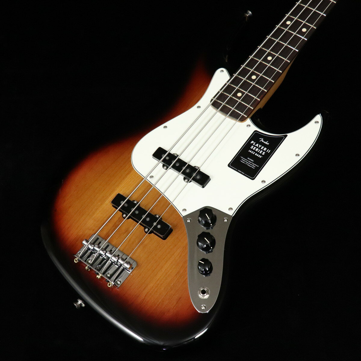 フェンダー大人気シリーズがアップデート『プレイヤーII』登場！Player IIシリーズは、フェンダーの伝統と進化を兼ね備え、フェンダーのDNAを持つアイコニックなサウンドとスタイルを提供します。現代のあらゆるプレイヤーのライブステージやスタジオワークに必要とされる汎用性の高い仕様を持ち、プレイヤーの演奏にインスピレーションを与える現代的なアップデートが施されています。また、本シリーズは、音楽に本気で取り組むプレイヤーも満足する製品ラインナップを取り揃え、これらを手頃な価格で実現しています。Player II Jazz Bassは、時代を超越したフェンダーの魅力を放ちながらも、その中身は現代プレイヤー向けにデザインされています。Modern “C”シェイプのネックバックにはシルキーなサテンウレタンフィニッシュが施されており、丁寧にロールオフされた指板エッジと20本のミディアムジャンボフレットを採用した9.5インチラジアスのスラブローズウッドまたはメイプル指板が、ネック全長にわたり快適なプレイアビリティを提供します。クラシックなトーンウッドであるアルダーボディを採用したPlayer II Jazz Bassは、伝統的なフェンダーフィニッシュ、またはフェンダーのカラーアーカイブから発掘され、本シリーズで初採用となる新フィニッシュなど、幅広いカラーの選択肢をご用意しています。Player Series Alnico V Single-Coil J bassピックアップからは丸味のあるハイエンド、うねるようなミッドレンジ、そして迫力のあるローエンドが得られます。3ウェイトグルスイッチにより、多彩なサウンド設計が可能です。シングルグルーヴ付き4スチールサドル式ブリッジ、オープンギアチューニングマシンによりチューニングの安定性が確保され、無限のサウンドの可能性を追求できる柔軟性を備えています。Player IIシリーズ製品は、フェンダーならではのルックス、トーン、フィーリングを備え、自分だけの個性的なサウンドを作り上げるのに最適な仕様でまとめ上げられています。■付属品：ソフトケース、調整用レンチ、メーカー保証書 ■ 重量：3.9kg ■ JAN：0885978098903 ※こちらの商品は現物1点限りを、店頭展示を含め複数のモールに同時掲載しております。 売却に伴う商品情報の削除は迅速を心掛けておりますが、必ずしもリアルタイムではございません。 ご注文後に万一売り切れとなっておりました際は、誠に申し訳ございませんがご容赦くださいませ。 製品仕様 ModelPlayer II Jazz Bass Rosewood Fingerboard 3-Color SunburstBody MaterialAlderBody FinishGloss PolyesterNeckMaple, Modern “C”Neck FinishSatin Urethane Finish on Back of Neck with Gloss Urethane Headstock FaceFingerboardSlab Rosewood, 9.5” &#40;241 mm&#41;Frets20, Medium JumboPosition InlaysWhite DotNut Material/WidthSynthetic Bone, 1.5” &#40;38.1 mm&#41;Tuning MachinesStandard Open-GearScale Length34” &#40;86.36 cm&#41;Bridge4-Saddle StandardPickguard3-Ply ParchmentPickupsPlayer Series Alnico 5 Single-Coil Jazz Bass &#40;Bridge&#41;, Player Series Alnico 5 Single-Coil Jazz Bass &#40;Middle&#41;, &#40;Neck&#41;Pickup SwitchingNoneControlsVolume 1. &#40;Middle Pickup&#41;, Volume 2. &#40;Bridge Pickup&#41;, Master ToneControl KnobsBlack Plastic with White IndicatorHardware FinishNickel/ChromeStringsFender USA 7250M Nickel Plated Steel &#40;.045-.105 Gauges&#41;, PN 0737250406Case/Gig BagSoftcase