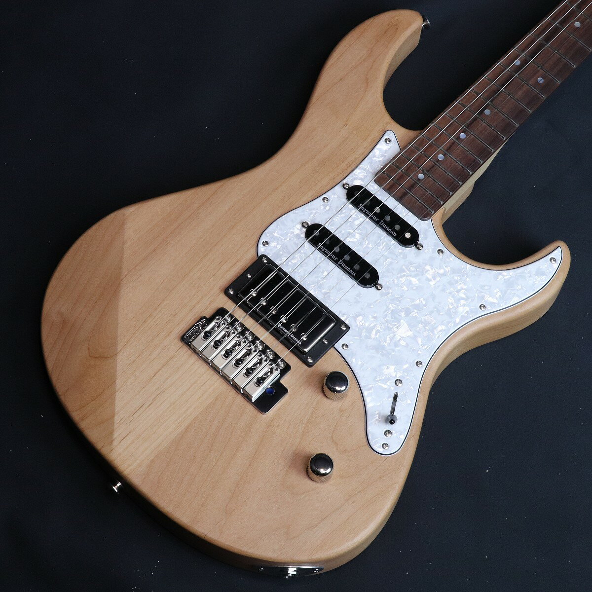 パシフィカ上位機種の600シリーズにNewモデル誕生！ ピックアップはフロントにSeymour Duncan社製のSSL-1を、センターには同社製のSSL-1 RwRp、リアには同社製のカバードハムバッキングCustom5を搭載。3ピックアップ搭載で様々な音楽ジャンルに対応可能。 モダンな外観、ピックガードカラーを採用しています。 ●多彩な音楽ジャンルに対応できるピックアップコンフィグレーション ピックアップはフロントにSeymour Duncan社製のSSL-1を、センターにはSSL-1 RwRp 、リアにはカバードハムバッキングCustom5を搭載。きらびやかな高域を持つクリーントーンが特長のSSL-1/SSL-1RwRpと適度にブライト感を抑えながら粘りのある独特なハムバッキングサウンドを創出するカバードCustom5のコンビネーションは、幅広い音作りに対応可能。リアハムバッカーにはコイルタップも搭載され、多彩な音楽ジャンルで活躍できる1本に仕上がっています。 ●クオリティの高いパーツを搭載 トレモロユニットには、Wilkinson社製VS-50を採用。スムースなアーミングを実現しながらもGrover社製ロッキングチューナーとGraph Tech社製 Black TUSQ ナットとストリンングリテーナーとの組み合わせにより、安定したチューニングを実現します。 ●高い演奏性を実現したボディ＆ネック 演奏性を高める為に入念に計算しカットされたコンター部分など、体にフィットする非常にバランスのとれた形状となっており、長時間の演奏でも快適なプレイヤビリティを実現しています。ネックは高い評価を得ているPacificaシリーズのネックシェイプを踏襲しつつ、ネック背面には高級感のある外観と適度なグリップ感を実現するグロスフィニッシュと木材の質感を感じつつ、滑らかに手に馴染むサテンフィニッシュの2パターンをラインアップ！ ※YNSカラー：ボディ、ネック背面共にサテンフィニッシュ仕様 主な特徴 ボディ：アルダー ネック：メイプル ネックフィニッシュ：サテンポリウレタン 指板：ローズウッド22F（350R） 弦長：648mm 弦間ピッチ：10.5mm ペグ：Grover ロッキングチューナー ナット：Graph Tech Black TUSQ（41mm） ブリッジ：Wilkinson VS50-6 ピックアップ：Seymour Duncan SSL-1/Seymour Duncan SSL-1RwRp/Seymour Duncan Custom5 コントロール：マスターボリューム/マスタートーン（コイルタップスイッチ）/5Pセレクター・スイッチ ハードウェア：ニッケル ■付属品：ソフトケース、アームバー、メーカー1年保証 ■JANコード:4957812667630 ■シリアルナンバー:ILJ283234 ■重量:3.46kg ※こちらの商品は店頭展示品の為、画像に写りにくい磨き傷などがある場合がございます。