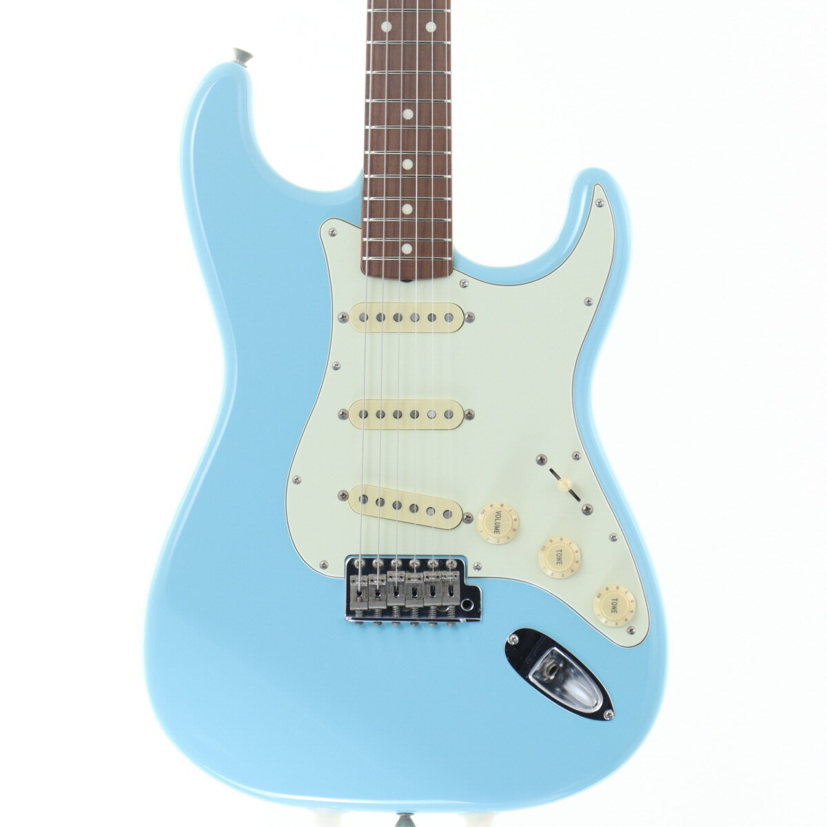 アルダーボディにテキサスピックアップを搭載したST62-TX。いわゆる枯れた音ともいうべき中音域が特徴でもあるアルダーとテキサスピックアップとのコンビネーションでより粘るようなミッドを感じる事が出来ます。繊細且つ太めの幅広いサウンドで多彩なジャンルにも対応するので初心者の方にもお薦めなモデルとなっております。ネックジョイントに塗装亀裂あり、ヘッド裏面の角に傷、エンド側ストラップピン付近に塗装欠けがあります。その他パーツにクスミや細かいサビがあり、全体的に細かいキズや小さな打痕などの使用感がございます。弊社入荷後、クリーニング・弦交換・ロッド調整・オクターブ調整・弦高調整商品ランク:B+ （良品）保証　：　12ヶ月製造年　：　2007−2008年製トラスロッド　：　余裕有りフレット　：　60〜70％付属品　：　ソフトケース/非純正 アーム生産国　：　Japan重量　：　3.47kgシリアル　：　MIJ T094296 ※トラスロッド・フレット残り・弦高などは弊社リペアセンターにてセットアップ・調整時でのセッティング数値でございます。 ※こちらの商品は現物1点限りでございます。 複数のモールに掲載されているため、売却に伴う商品情報の削除は迅速を心掛けておりますが必ずしもリアルタイムではございませんので、ご注文後に万一売り切れとなっておりました際は誠に申し訳ございませんがご容赦くださいませ。 製品仕様 トラスロッド【問題なし】ロッド左右60度まで確認済みにて問題なしフレット残り【問題なし】充分なフレット高さあり弦高&#40;低音弦側&#41;12フレット上 2.0mm弦高&#40;高音弦側&#41;12フレット上 1.5mmナット幅42.0mmネック厚（1フレット付近）21.0mmネック厚（12フレット付近）23.5mmスケール648mm &#40;25.5"&#41;RADIUS184mm &#40;7.25"&#41;セットアップ時の弦ERNIE BALL 2223 / .009-.042 setリペア・メンテナンス箇所クリーニング・弦交換・ロッド調整・オクターブ調整・弦高調整