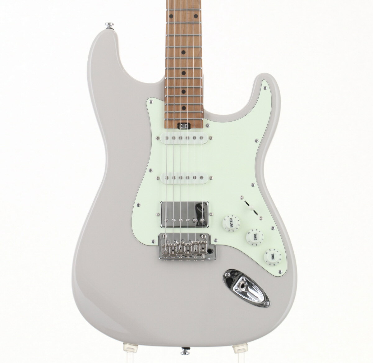 BacchusのBSH-STD25 RSMが入荷いたしました！ボディー材にニャトー、ネックと指板にローステッド・メイプルを使用したウッド・マテリアル構成。スケールは一般的なロング・スケール(25 1/2インチ)とミディアム・スケール()24 3/4インチの中間にあたる25インチ・スケールを採用。ボディー形状とボルト・オン構造から想像されるよりも若干緩めのテンション感が独特なルーズ感を生み出します。ロングスケールのギターだとテンション感がきつくチョーキングなどもし辛いと感じるプレーヤーにもおすすめです使用感は少なく綺麗な外観を維持しており、ピックガードにはメーカー出荷時に貼られているフィルムが残っています。純正ソフトケース、アーム、モデル名、シリアル記載入りのメーカー保証書、レンチが付属いたします。SPECBody : NyatohNeck : Roasted MapleScale : 635mm(25inch)Fingerboard : Roasted MapleFingerboard Radius : 320RNut : Graphtech TUSQ XLWidth at Nut : 42.0mmFret : Nickel SilverBridge : Wilkinson WV2-CRMachineheads : Locking TunerPickups : Original S-S-H setControls : 1Vol,2Tone(w/Coil Tap SW),5-way PU SelectorFinish : Polyurethane or PolyesterStrings : 010-046Color : LG ※中古品につき、傷・打痕等、写真に写りにくい部分や記載以外の傷があります。予めご了承くださいませ。 ※トラスロッド、フレット残り、弦高等の記載がある場合は当社スタッフがセットアップ時に計測したものであり、 気候、湿度等、環境の違いによる影響等で、変化が起こります。数値は購入時の参考としてご利用いただく事を想定しており、 お手元に届いた際に同数値である事をお約束するものではございません。 ※こちらの商品は現物1点限りを、店頭展示を含め複数のモールに同時掲載しております。 売却に伴う商品情報の削除は迅速を心掛けておりますが、必ずしもリアルタイムではございません。 ご注文後に万一売り切れとなっておりました際は、誠に申し訳ございませんがご容赦くださいませ。 製品仕様 商品ランクA：美品保証期間12ヶ月シリアルナンバーGJ02313製造国インドネシアケース純正ギグバッグ付属品アーム、レンチ、モデル名、シリアル記載入りメーカー保証書重量3.67kgトラスロッド【問題なし】ロッド左右60度まで確認済みにて問題なしフレット残り【問題なし】充分なフレット高さあり弦高低音弦側12フレット上 2.0mm弦高高音弦側12フレット上 1.5mmセットアップ時の弦ERNIE BALL 2221 / .010-.046 setリペア・メンテナンス箇所クリーニング・弦交換・ロッド調整・オクターブ調整・弦高調整