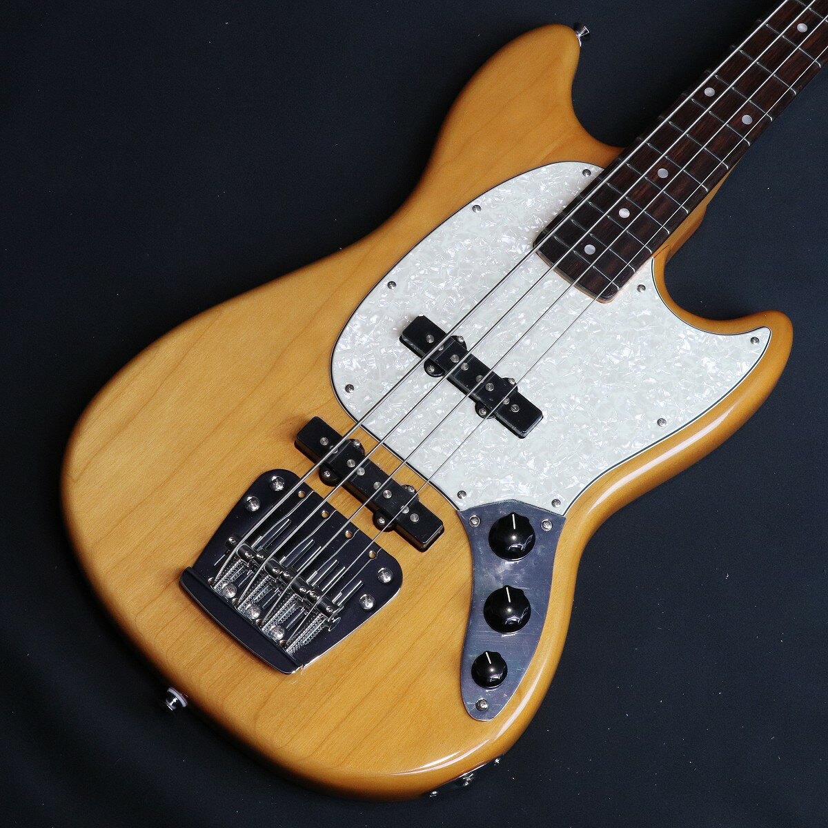Chilli Beans.ベーシストMaikaのシグイネチャーベースが登場！ Chilli Beans.のベーシスト、Maikaのシグイネチャーベース、Chilli Beans. Maika Mustang Bassは、30インチのMustang BassにJazz Bass ピックアップ2基を搭載した画期的なモデルです。 シングルコイルピックアップ仕様のMustang Bassを参考に、弦振動が大きい位置で音を拾うためピックアップをややネック寄りに配置。 よりJazz Bassらしさを表現した、小ぶりなサイズ感からは想像もつかない、リッチなローを表現することができるベースです。 カラーにはマッチングヘッドストックのAged Naturalを採用。Aged Peraloidのピックガードはボディカラーと非常に相性がよく、音像と同じくヴィンテージ感のある落ち着いた印象です。 全体の重量バランスを得るため、ペグの小さいチューニングマシンが使用されています。 ヘッドストック裏にはMaikaのサインが記されています。※数量限定商品です。 ■付属品：ソフトケース、調整用レンチ、メーカー保証書 ■JANコード:0885978691692 ■シリアルナンバー:ICF25025007 ■重量:3.85kg ※こちらの商品は店頭展示品の為、画像に写りにくい磨き傷などがある場合がございます。 製品仕様 Body Material PoplarBody Finish Gloss PolyurethaneNeck 1-Piece Maple,Neck Finish Tinted Gloss UrethaneFingerboard Rosewood, 9.5” &#40;241 mm&#41;Frets 21, Narrow TallPosition Inlays Pearloid Dot &#40;Rosewood&#41;Nut &#40;Material/Width&#41; Micarta, 1.5” &#40;38.1 mm&#41;Tuning Machines Die-Cast Sealed MiniScale Length 30” &#40;762 mm&#41;Bridge 4-Saddle Mustang Bass Strings-Through-BodyPickups JB TYPE ×2Pickup Switching NoneControls Neck Pickup Volume, Bridge Pickup Volume, Master ToneControl Knobs Black PlasticHardware Finish ChromeStrings Nickel Plated Steel &#40;.045-.105 Gauges&#41;Case/Gig Bag Softcase