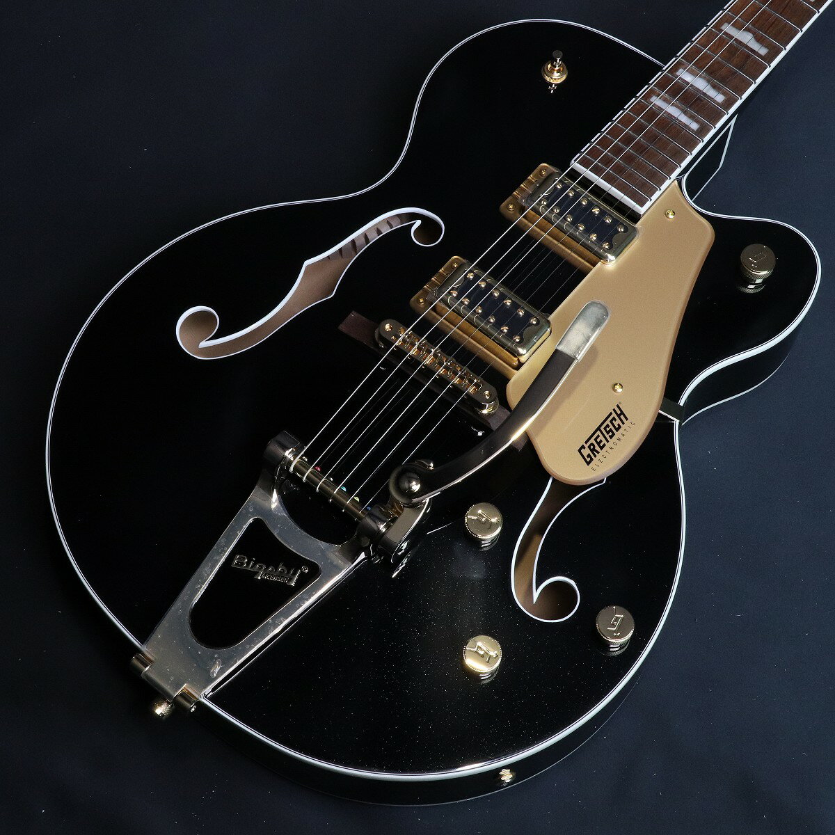 限定生産！FSR G5427TG Hollow Body Single-Cut登場！ Gretsch Electromatic Collectionのクラシックなホロウボディギターは、ピュアでパワフルなグレッチサウンド、スタイル、プレイアビリティを備えたシリーズです。 G5427TG Electromatic Classic Hollow Body Single-Cut with Bigsby and Gold Hardwareは、ラミネートメイプルボディに新開発のトレッスルブロックブレーシングを採用。 ボディトップとバックの剛性を高め、コンタクトポイントを増やすことで、サウンドの明瞭度と歯切れの良さを高め、豊かなサスティン、立ち上がりの速いアタックを生み出します。 新開発のFT-5E Filter’Tronピックアップが、ギター本来のフルボディトーン、クラシックな煌びやかさ、音の輪郭を際立たせ、存在感に満ちたサウンドを提供します。 新設計のClassic “C”シェイプのメイプルネックは、演奏性とパフォーマンスを高める快適な弾き心地を実現します。 トレブルブリード回路付きマスターボリューム、マスタートーン、各ピックアップのボリュームコントロール、3ウェイトーンスイッチ、バインディングが施されたオーバーサイズFホール、エイジドマルチプライボディバインディング、小さめの50年代後期G6120バウンドヘッドストック、Graph Tech NuBoneナット、パーロイドハンプブロックサムネイルインレイ、Adjusto-Maticブリッジ、Bigsby B60 ヴィブラートテイルピースなど、多彩なアップグレードスペックも特徴です。 ■付属品：ソフトケース、調整用レンチ、メーカー保証書 ■JANコード:0885978927623 ■シリアルナンバー:CYGC25061212 ■重量:3.48kg ※こちらの商品は店頭展示品の為、画像に写りにくい磨き傷などがある場合がございます。 製品仕様 Body Material Laminated MapleBody Finish GlossNeck Maple, Classic “C”Neck Finish GlossFingerboard Laurel, 12” &#40;305 mm&#41;Frets 22, Medium JumboPosition Inlays Pearloid Hump BlockNut &#40;Material/Width&#41; Graph Tech NuBone, 1.6875” &#40;42.86 mm&#41;Tuning Machines Vintage-Style Open-BackScale Length 24.6” &#40;625 mm&#41;Bridge Adjusto-MaticPickguard Gold Plexi with Black Gretsch and Electromatic LogosPickups FT-5E Filter’Tron &#40;Bridge&#41;, FT-5E Filter’Tron &#40;Neck&#41;Pickup Switching 3-Position Toggle Controls Volume 1. &#40;Neck Pickup&#41;, Volume 2. &#40;Bridge Pickup&#41;, Master Volume, Master ToneControl Knobs G-ArrowHardware Finish GoldStrings Nickel Plated Steel &#40;.011-.049 Gauges&#41;Case/Gig Bag Softcase