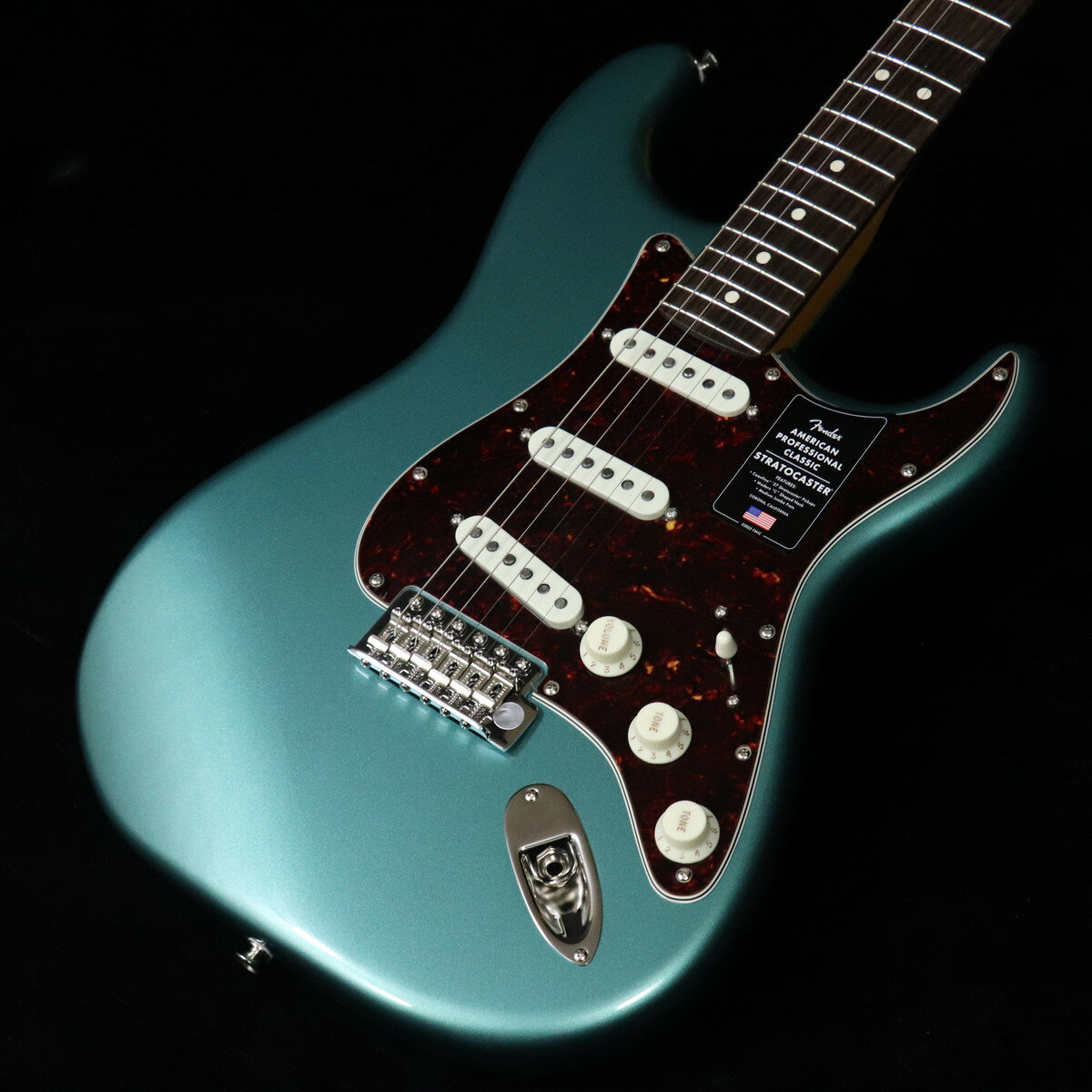 ヴィンテージの魅力とモダンなパフォーマンスが完璧に融合した『American Professional Classic』シリーズ！American Professional Classic Stratocasterは、ヴィンテージの魅力とモダンなパフォーマンスが完璧に融合したギターです。ヴィンテージにインスパイアされたCoastline ’57 Stratocasterピックアップを搭載し、パンチと煌めきに満ちた、深みのあるトーンを奏でます。洗練されたModern “C”シェイプネックは、快適な演奏性を提供し、Fender Staggered Classic Gear チューナーは、クラシックなルックスと正確なチューニング安定性を両立しています。カスタムフェードのヴィンテージ仕上げや、フェンダーらしいクラシックな塗装をラインナップ。サウンドだけでなく、見た目の美しさにもこだわりました。American Professional Classic Stratocasterは、フェンダー黄金期の魂を受け継ぎながら、現代のプレイヤーのために進化したモデルです。Features・アルダーボディ・Coastline '57 Stratocaster ピックアップ・Modern “C”シェイプネック、9.5インチラジアス指板、ミディアムジャンボフレット・ヴィンテージスタイルハードウェアとFender Staggered ClassicGearチューナー・Greasebucket トーン回路搭載・ギグバッグ付属■付属品：デラックスギグバッグ、トレモロアーム、調整用レンチ、メーカー保証書 ■ 重量：3.23kg ■ JAN：0885978387878 ※こちらの商品は現物1点限りを、店頭展示を含め複数のモールに同時掲載しております。 売却に伴う商品情報の削除は迅速を心掛けておりますが、必ずしもリアルタイムではございません。 ご注文後に万一売り切れとなっておりました際は、誠に申し訳ございませんがご容赦くださいませ。 製品仕様 ModelAmerican Professional Classic Stratocaster Rosewood Fingerboard Faded Sherwood Green MetallicBody MaterialAlderBody FinishGloss UrethaneNeckMaple, Modern “C”Neck FinishSatin UrethaneFingerboardRosewood, 9.5” &#40;241 mm&#41;Frets22, JumboPosition InlaysWhite DotNut Material/WidthSynthetic Bone, 1.685” &#40;42.8 mm&#41;Tuning MachinesFender ClassicGear StaggeredScale Length25.5” &#40;64.77 cm&#41;Bridge6-Saddle Vintage-Style Synchronized TremoloPickguard4-Ply TortoiseshellPickupsCoastline ‘57 Single-Coil Stratocaster &#40;Bridge&#41;, Coastline ‘57 Single-Coil Stratocaster RWRP &#40;Middle&#41;, Coastline ‘57 Single-Coil Stratocaster &#40;Neck&#41;Pickup Switching5-Position Blade ControlsMaster Volume, Tone 1. &#40;Neck & Middle Pickup&#41;, Tone 2. Greasebucket Tone Circuit&#40;Bridge Pickup&#41;Control KnobsAged White PlasticHardware FinishNickel/ChromeStringsFender USA 250L Nickel Plated Steel &#40;.009-.042 Gauges&#41;, PN 0730250403Case/Gig BagIncluded