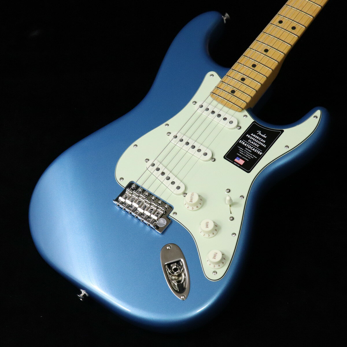 ヴィンテージの魅力とモダンなパフォーマンスが完璧に融合した『American Professional Classic』シリーズ！American Professional Classic Stratocasterは、ヴィンテージの魅力とモダンなパフォーマンスが完璧に融合したギターです。ヴィンテージにインスパイアされたCoastline ’57 Stratocasterピックアップを搭載し、パンチと煌めきに満ちた、深みのあるトーンを奏でます。洗練されたModern “C”シェイプネックは、快適な演奏性を提供し、Fender Staggered Classic Gear チューナーは、クラシックなルックスと正確なチューニング安定性を両立しています。カスタムフェードのヴィンテージ仕上げや、フェンダーらしいクラシックな塗装をラインナップ。サウンドだけでなく、見た目の美しさにもこだわりました。American Professional Classic Stratocasterは、フェンダー黄金期の魂を受け継ぎながら、現代のプレイヤーのために進化したモデルです。Features・アルダーボディ・Coastline '57 Stratocaster ピックアップ・Modern “C”シェイプネック、9.5インチラジアス指板、ミディアムジャンボフレット・ヴィンテージスタイルハードウェアとFender Staggered ClassicGearチューナー・Greasebucket トーン回路搭載・ギグバッグ付属■付属品：デラックスギグバッグ、トレモロアーム、調整用レンチ、メーカー保証書 ■ 重量：3.35kg ■ JAN：0885978387977 ※こちらの商品は現物1点限りを、店頭展示を含め複数のモールに同時掲載しております。 売却に伴う商品情報の削除は迅速を心掛けておりますが、必ずしもリアルタイムではございません。 ご注文後に万一売り切れとなっておりました際は、誠に申し訳ございませんがご容赦くださいませ。 製品仕様 ModelAmerican Professional Classic Stratocaster Maple Fingerboard Faded Lake Placid BlueBody MaterialAlderBody FinishGloss UrethaneNeckMaple, Modern “C”Neck FinishSatin UrethaneFingerboardMaple, 9.5” &#40;241 mm&#41;Frets22, JumboPosition InlaysBlack DotNut Material/WidthSynthetic Bone, 1.685” &#40;42.8 mm&#41;Tuning MachinesFender ClassicGear StaggeredScale Length25.5” &#40;64.77 cm&#41;Bridge6-Saddle Vintage-Style Synchronized TremoloPickguard3-Ply Mint GreenPickupsCoastline ‘57 Single-Coil Stratocaster &#40;Bridge&#41;, Coastline ‘57 Single-Coil Stratocaster RWRP &#40;Middle&#41;, Coastline ‘57 Single-Coil Stratocaster &#40;Neck&#41;Pickup Switching5-Position Blade ControlsMaster Volume, Tone 1. &#40;Neck & Middle Pickup&#41;, Tone 2. Greasebucket Tone Circuit&#40;Bridge Pickup&#41;Control KnobsAged White PlasticHardware FinishNickel/ChromeStringsFender USA 250L Nickel Plated Steel &#40;.009-.042 Gauges&#41;, PN 0730250403Case/Gig BagIncluded