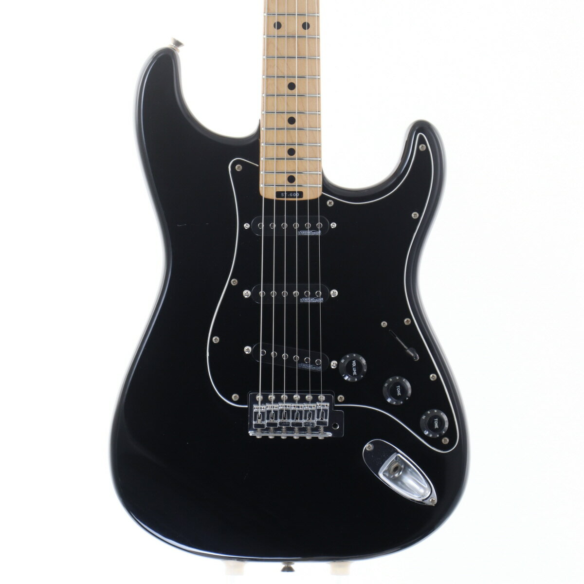 マツモクにより製造されたMADE IN JAPANのSTモデル。アリアの他にもグレコやエピフォンなどのOEM生産を手掛けていたマツモク製で、シリアルナンバーや型番・仕様より1978年製と思われます。アッシュに似た特性を持つセンをボディ材に用い、ラージヘッドのワンピース・メイプルネックの21フレット仕様で、当時のF社のSTモデルのレプリカとして、高い再現度を誇っております。ピックアップは全てWilkinson製（型番不明）に交換されておりますが、シャープでメロウなSTらしいサウンドをお楽しみいただけます。 全体的に細かい擦り傷や打痕が散在しており、ハードウェアにくすみがございます。ネックに捻じれ・波打ち・ハイハネの状態が見られるため、低音弦側のハイフレットでややビリつきがございます。現状で演奏に大きな支障はございませんが、ネックは保証対象外となります。 ※中古品につき、傷・打痕等、写真に写りにくい部分や記載以外の傷があります。予めご了承くださいませ。 ※トラスロッド、フレット残り、弦高等の記載がある場合は当社スタッフがセットアップ時に計測したものであり、 気候、湿度等、環境の違いによる影響等で、変化が起こります。数値は購入時の参考としてご利用いただく事を想定しており、 お手元に届いた際に同数値である事をお約束するものではございません。 ※こちらの商品は現物1点限りを、店頭展示を含め複数のモールに同時掲載しております。 売却に伴う商品情報の削除は迅速を心掛けておりますが、必ずしもリアルタイムではございません。 ご注文後に万一売り切れとなっておりました際は、誠に申し訳ございませんがご容赦くださいませ。 製品仕様 商品ランクB＋：多少傷はあるが通常使用する用途において問題なし保証期間12ヶ月シリアルナンバーL780096製造年1978製造国日本ケースソフトケース付属品アーム重量3.55kgトラスロッドロッド左右60度まで確認済みにて問題なし（ねじれ波打ち有り）フレット残り【問題なし】充分なフレット高さあり弦高低音弦側12フレット上 2.1mm弦高高音弦側12フレット上 1.5mmナット幅41.0mmネック厚1フレット付近20.8mmネック厚12フレット付近23.6mmスケール648mm &#40;25.5"&#41;RADIUS184mm &#40;7.25"&#41;セットアップ時の弦ERNIE BALL 2223 / .009-.042 setリペア・メンテナンス箇所クリーニング・弦交換・ロッド調整・オクターブ調整・弦高調整・電装修理・すり合わせ・ナット調整