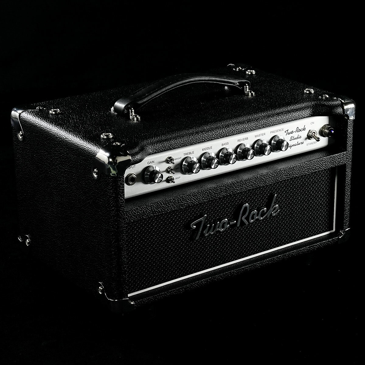 Two Rock / Studio Signature Headが入荷！！ 今回入荷したのは35W、正規輸入品の個体です。Studio Signatureは、シングルチャンネル35wアンプの最新モデルです。オリジナルのStudio Pro 35をベースにした新しいStudio Signatureモデルは、クリーンな6L6パワード・ソリッドペダル・プラットフォーム・アンプでありながら、数々の新たなアップグレードによって、このアンプの伝統を継承しています。 お馴染みのBright/Mid/Deep機能のトグルスイッチに加え、Classic Reverb Signatureアンプで初めて導入された3ポジションのGain Structureスイッチを搭載。これにより、プレイヤーは3つの異なるプリアンプの個性を選択できるようになります。リバーブセンドコントロールはリアパネルに追加され、リバーブリターンコントロールはフロントパネルにそのまま配置されています。 ぜひこの機会にご検討くださいませ。 ※誠に恐れ入りますが商品の特性上、石橋楽器内の他店舗・移動でのご案内は全て御遠慮させていただきます。お問い合わせは石橋楽器渋谷店にお願い申し上げます。