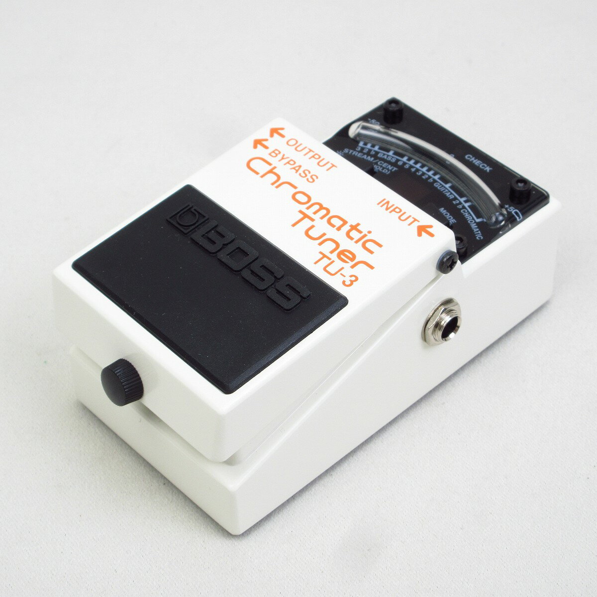 TU-3は、BOSSコンパクト・シリーズと同じデザインを採用した、ライブに最適なチューナーTU-2の後継モデル。 野外での視認性をアップさせるため「高輝度モード」を新規搭載。 また、メーター部分には21個のLEDを使用して、チューニングの状況を滑らかに表示。 さまざまなステージで快適／スムーズなチューニングが行えます。 また、チューニングの表示パターンは、針式メーターをイメージした「CENT」だけでなく、TU-2で好評だったピッチの高低を光の流れで表現する「STREAM」にも切り替えが可能です。 もちろん、チューニングは、半音単位で音名を確認できる「クロマチック」以外に、弦番号で表示できる 「ギター・モード／ベース（5弦ベース対応）・モード」も装備しています。 外観上、通常使用による小キズ、汚れが点在しておりますが、動作上問題ございません。 ■中古保証:3ヶ月 ■商品ランク:B+(多少傷はあるが通常使用する用途において問題なし) ■付属品:箱 4957054409661