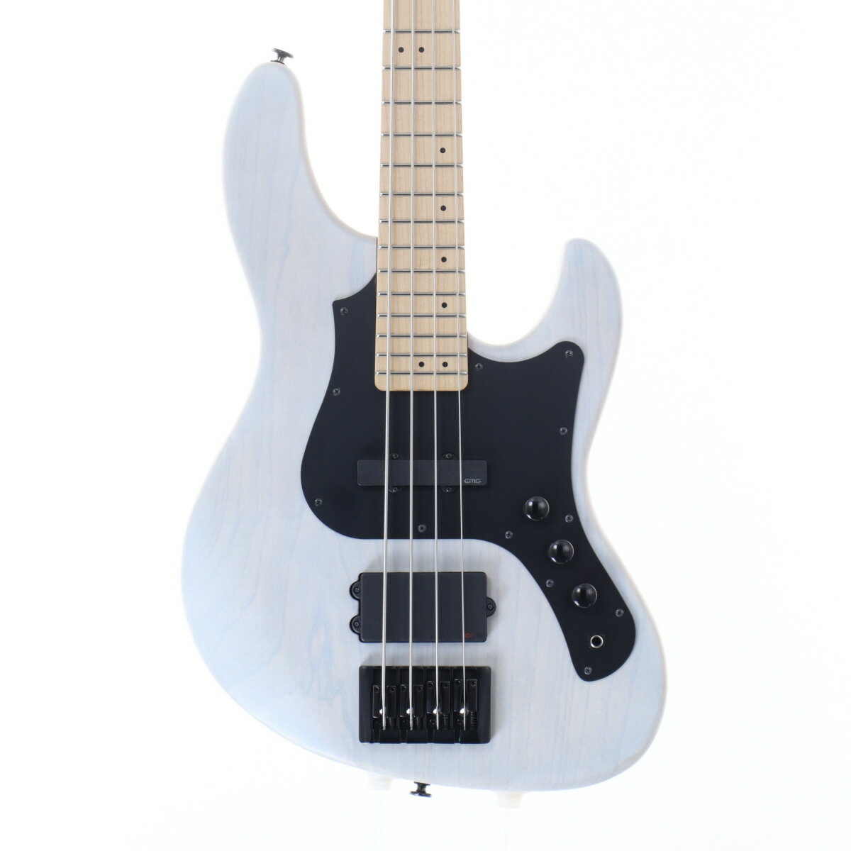 ツヤ消し塗装、24フレット仕様、アクティブ・ピックアップ搭載。ボディにはライト・ウェイト・アッシュ、ネックにはワンピースメイプル、指板にもメイプルを採用したモデルです。コントロールは2ボリューム、1トーンのシンプルな仕様で、ピックアップはフロントがEMG J、リアがEMG MM-TWとなっており、リアはトーンのツマミを引き上げることでコイルタップしてシングルコイルとして活用することで幅広い音作りに対応可能です。もちろんサークルフレッティングシステムも採用されているモデルです。ヘッド頂点部やヘッド頂点部裏側に凹みを伴う小さな打痕がございます。ボディサイドジャック部付近に塗装割れを伴う打痕があり、全体的に細かい線傷や小さな打痕などの使用感がございます。入荷後、クリーニング・弦交換・ロッド調整・オクターブ調整・弦高調整・すり合わせ商品ランク:B+ （良品）保証　：　12ヶ月製造年　：　2015年トラスロッド　：　余裕有りフレット　：　60〜70％付属品　：　ソフトケース/純正 生産国　：　Japan重量　：　4.26kgシリアル　：　L150956 ※トラスロッド・フレット残り・弦高などは弊社リペアセンターにてセットアップ・調整時でのセッティング数値でございます。 ※こちらの商品は現物1点限りでございます。 複数のモールに掲載されているため、売却に伴う商品情報の削除は迅速を心掛けておりますが必ずしもリアルタイムではございませんので、ご注文後に万一売り切れとなっておりました際は誠に申し訳ございませんがご容赦くださいませ。 製品仕様 トラスロッド【問題なし】ロッド左右60度まで確認済みにて問題なしフレット残り【問題なし】充分なフレット高さあり弦高&#40;低音弦側&#41;12フレット上 2.5mm弦高&#40;高音弦側&#41;12フレット上 2.0mmナット幅38.5mmネック厚（1フレット付近）21.0mmネック厚（12フレット付近）25.5mmスケール864mm &#40;34"&#41;RADIUS305mm &#40;12"&#41;セットアップ時の弦D&#39;Addario EJ-16 / .012-.053 setリペア・メンテナンス箇所クリーニング・弦交換・ロッド調整・オクターブ調整・弦高調整・すり合わせ