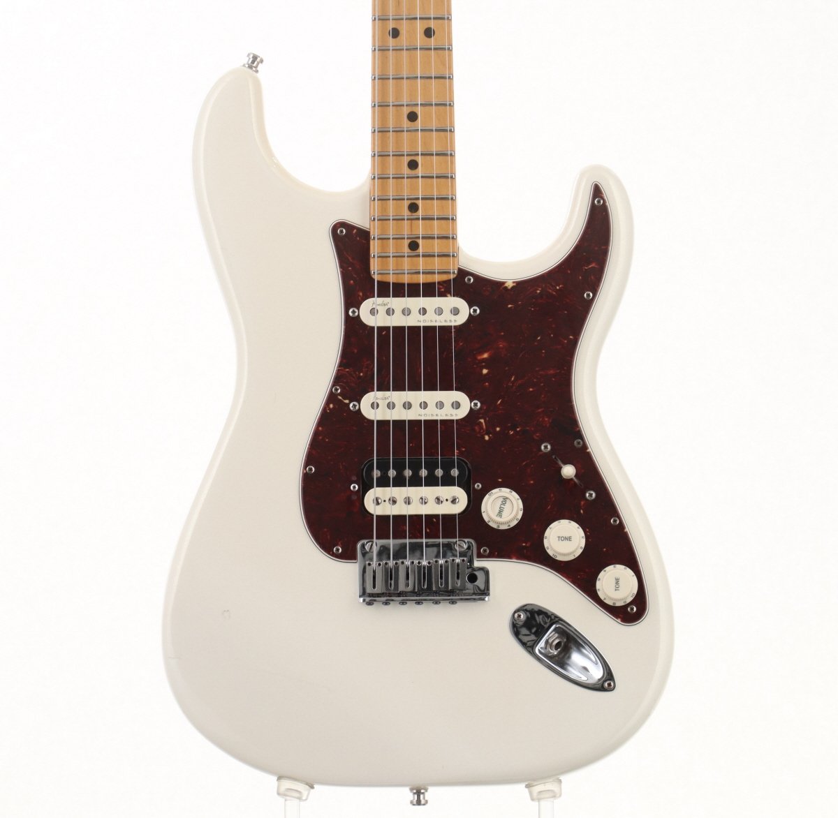 FENDER USA American Ultra Stratocaster HSSが中古で入荷。 フレットのすり合わせ調整を行っておりますのでプレイコンディションは問題無く十分お使い頂ける状態です。全体に打痕含め使用感はございますが、こちらの商品は弊社入荷後、弦を新品に張り替えを行い、弊社リペア部門にて各部クリーニング、メンテナンス＆セットアップを行っております。また購入後安心して永くお使い頂ける様、新品同様に1年間の保証をお付けしております。 ※中古品につき、傷・打痕等、写真に写りにくい部分や記載以外の傷があります。予めご了承くださいませ。 ※トラスロッド、フレット残り、弦高等の記載がある場合は当社スタッフがセットアップ時に計測したものであり、 気候、湿度等、環境の違いによる影響等で、変化が起こります。数値は購入時の参考としてご利用いただく事を想定しており、 お手元に届いた際に同数値である事をお約束するものではございません。 ※こちらの商品は現物1点限りを、店頭展示を含め複数のモールに同時掲載しております。 売却に伴う商品情報の削除は迅速を心掛けておりますが、必ずしもリアルタイムではございません。 ご注文後に万一売り切れとなっておりました際は、誠に申し訳ございませんがご容赦くださいませ。 製品仕様 商品ランクB：かなり、傷＆使用感はあるが、通常使用する用途において問題なし保証期間12ヶ月シリアルナンバーUS19100058製造国アメリカケースハードケース付属品アーム・レンチ・説明書・認定書重量3.65kgトラスロッド【問題なし】ロッド左右60度まで確認済みにて問題なしフレット残り【問題なし】充分なフレット高さあり弦高低音弦側12フレット上 2.0mm弦高高音弦側12フレット上 1.5mmナット幅43.1mmネック厚1フレット付近21.3mmネック厚12フレット付近22.2mmスケール648mm &#40;25.5"&#41;RADIUS241mm &#40;9.5"&#41;-356mm &#40;14"&#41;セットアップ時の弦ERNIE BALL 2223 / .009-.042 setリペア・メンテナンス箇所クリーニング・弦交換・ロッド調整・オクターブ調整・弦高調整・フレットすりあわせ
