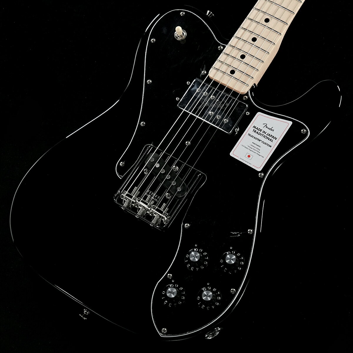日本製フェンダーの大人気シリーズ『Made in Japan Traditional』がリニューアルして登場！フェンダーの伝統的な楽器製作の美学と日本の洗練されたクラフトマンシップを融合することで導き出されたMade in Japan Traditionalシリーズ。フェンダーの正統なDNAが、確かなMade in Japanクオリティで蘇ります。Made in Japan Traditional 70s Telecaster Customはグロスフィニッシュのアッシュボディを採用。21本のヴィンテージスタイルフレットを装備した9.5インチラジアスの”U”シェイプメイプルネックがTraditionalシリーズならではのクラシカルな演奏性を提供します。3つのスロテッドバレル付きヴィンテージスタイルTeleブリッジ、そしてTraditionalシリーズのために選定されたオリジナルピックアップはリアルで音楽的なヴィンテージトーンを奏でます。細めに設計されたナット幅は日本のプレイヤーにも弾きやすい仕様となっています。堅実なギタークラフトマンシップと、プレイヤーのニーズに柔軟に対応する答えが、本シリーズに反映されています。■S/N:JD25026488■重量:3.67kg■JANコード:0885978483822■付属品:ソフトケース、メーカー保証書 製品仕様 Body AshBody Finish Gloss PolyesterControl Knobs Vintage-Style Skirted Black PlasticFingerboard MapleHardware Finish Nickel/ChromeNeck Finish Gloss UrethanePickguard 3-Ply BlackPosition Inlays Black DotBody Shape TelecasterRNeck MapleNeck Shape "U" ShapeScale Length 25.5" &#40;648 mm&#41;Fingerboard Radius 9.5" &#40;241 mm&#41;Number of Frets 21Fret Size VintageNut BoneNut Width 1.615" &#40;41.02 mm&#41;Bridge Pickup Vintage-Style Single-Coil TeleRNeck Pickup FenderR Wide Range HumbuckingControlsPickup Switching 3-Position TogglePosition 1 Bridge PickupPosition 2 Bridge and Neck PickupsPosition 3 Neck PickupPickup Configuration SHBridge 3-Saddle Vintage-Style TeleR with Slotted Steel SaddlesTuning Machines FenderR Vintage "F" StampedStrings Nickel Plated Steel &#40;.009?.042 Gauges&#41;Case/Gig Bag Gig Bag