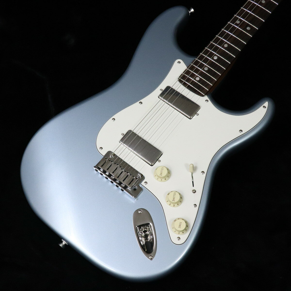 限定モデル！マホガニーボディにミニハム搭載のアメプロIIストラト入荷！American Professional II Stratocaster HHは、60年以上にわたる革新、インスピレーション、そして進化の軌跡を辿り、現代のプレイヤーのニーズに応えます。この限定版モデルは、マホガニーのボディとネックを採用し、クラシックなStratocasterをより温かく、よりパンチの効いたサウンドへと昇華させました。人気のModern "C"ネック、滑らかなロールド指板エッジ、"Super-Natural"サテンフィニッシュ、そして新たに設計されたネックヒールを採用し、極上の弾き心地と高音域へのスムーズなアクセスを実現しました。DiMarzio DP241と240 Vintage Minibuckerピックアップは、優れたダイナミクスと明瞭度を提供し、強めのピックアップでも濁りのないサウンドを提供します。ネックとブリッジにそれぞれ独立した2つのボリュームコントロール、そしてコイルスプリットが可能なプッシュプルコントロール付きのマスタートーンといった直感的なコントロールレイアウトにより、あらゆる用途に対応する万能なギターとなっています。コールドロールドスチールブロックを採用したアップグレードされた2点支持トレモロは、サスティン性、明瞭度、そして高音域のきらめきを向上させています。American Pro II Stratocaster HH は、American Professional II 楽器の代名詞である親しみやすさと汎用性を維持しながら、新しい音響領域へと導きます。 ■重量：3.87kg■JAN：0885978147243■付属品：ハードケース、トレモロアーム、調整用レンチ、メーカー保証書 ※こちらの商品は現物1点限りを、店頭展示を含め複数のモールに同時掲載しております。 売却に伴う商品情報の削除は迅速を心掛けておりますが、必ずしもリアルタイムではございません。 ご注文後に万一売り切れとなっておりました際は、誠に申し訳ございませんがご容赦くださいませ。 製品仕様 モデルAmerican Professional II Stratocaster HH Rosewood Fingerboard Ice Blue Metallicネック4-BoltネックフィニッシュSatin UrethaneネックシェイプModern "C"フィンガーボードラジアス12” &#40;304.8mm&#41;フィンガーボードの素材RosewoodポジションインレイWhite Pearloid Dotフレット数22ナットBoneナット幅1.685" &#40;42.8 mm&#41;ボディMahoganyボディフィニッシュGloss Urethaneボディ素材Mahoganyブリッジ2-Point Synchronized Tremolo with Block Saddlesピックガード3-Ply ParchmentピックアップカバーChromeコントロールノブParchment PlasticSwitch TipAged WhiteハードウェアフィニッシュNickel/ChromeチューニングマシーンFender Standard Cast/Sealed StaggeredストリングFender USA 250L Nickel Plated Steel &#40;.009-.042 Gauges&#41;, PN 0730250403ネックプレート4-BoltストラップボタンVintage-StyleブリッジピックアップDiMarzio Vintage MinibuckerネックピックアップDiMarzio Vintage MinibuckerピックアップコンフィギュレーションHHコントロールVolume 1. &#40;Neck Pickup&#41;, Volume 2. &#40;Bridge Pickup&#41;, Master Toneスウィッチ3-Position Blade: Position 1. Bridge Pickup, Position 2. Bridge and Neck Pickups, Position 3. Neck Pickup