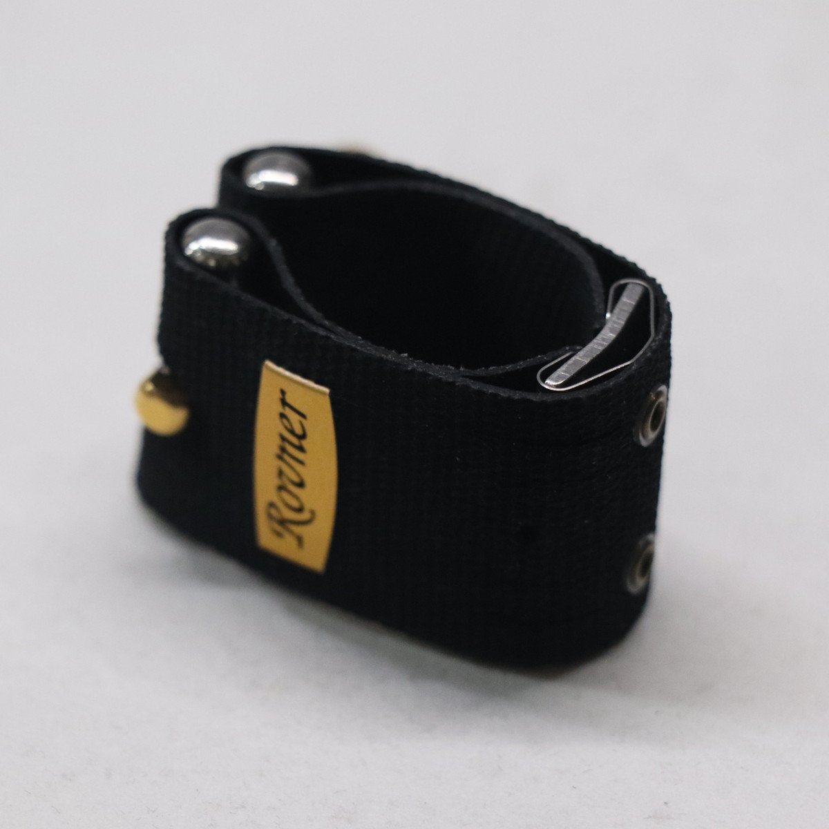 ROVNER/ VERSA V-1RL/アルトサックス用リガチャー（キャップ付き） 音色の多彩な変化と安定したリードコントロールが可能な製品。柔軟性のある素材と金属プレートを組み合わせることで、クラシックからジャズまで幅広く対応します。若干の使用感はありますが、綺麗な状態です。使用に問題ございません。 ※中古品につき、傷・打痕等、写真に写りにくい部分や記載以外の傷があります。予めご了承くださいませ。 ※こちらの商品は現物1点限りを、店頭展示を含め複数のモールに同時掲載しております。売却に伴う商品情報の削除は迅速を心掛けておりますが、必ずしもリアルタイムではございません。ご注文後に万一売り切れとなっておりました際は、誠に申し訳ございませんがご容赦くださいませ。 製品仕様商品ランクB＋：多少傷はあるが通常使用する用途において問題なしその他特筆すべき箇所キャップ 、プレート 製品仕様 商品ランクB＋：多少傷はあるが通常使用する用途において問題なしその他特筆すべき箇所キャップ 、プレート