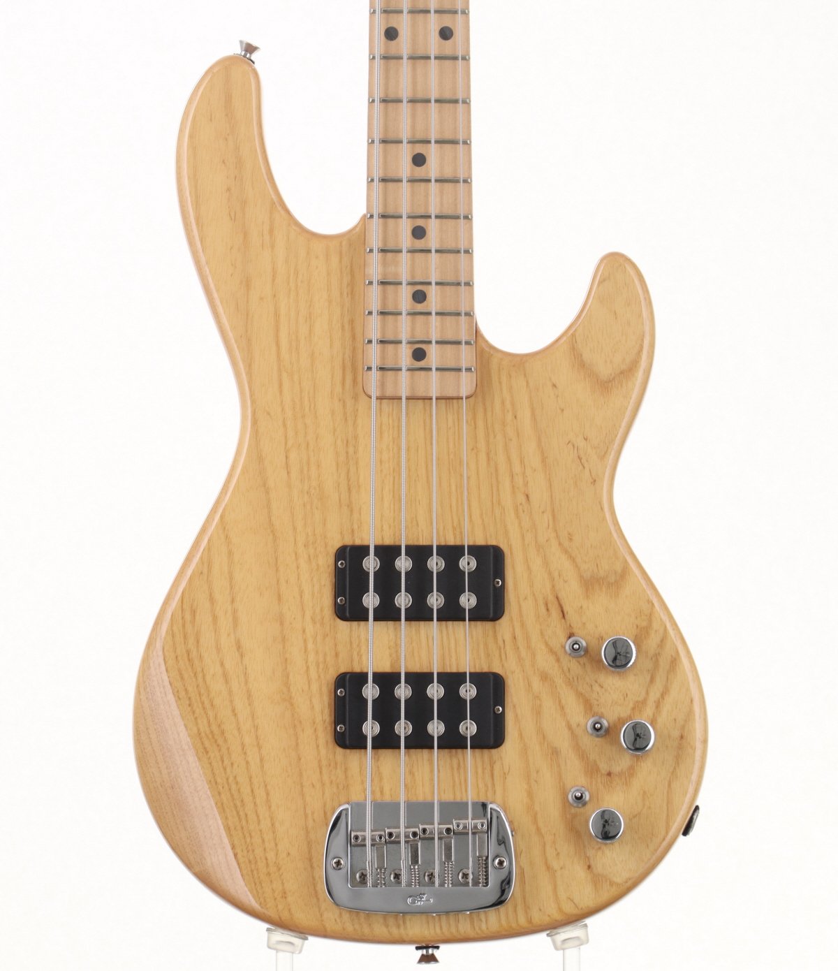 G&L L2000 Naturalが中古で入荷。USA製。 フレットのすり合わせ調整を行っておりますのでプレイコンディションは問題無く十分お使い頂ける状態です。ボディに打痕やペグにくすみ含め使用感はございますが、こちらの商品は弊社入荷後、弦を新品に張り替えを行い、弊社リペア部門にて各部クリーニング、メンテナンス＆セットアップを行っております。また購入後安心して永くお使い頂ける様、新品同様に1年間の保証をお付けしております。 ※中古品につき、傷・打痕等、写真に写りにくい部分や記載以外の傷があります。予めご了承くださいませ。 ※トラスロッド、フレット残り、弦高等の記載がある場合は当社スタッフがセットアップ時に計測したものであり、 気候、湿度等、環境の違いによる影響等で、変化が起こります。数値は購入時の参考としてご利用いただく事を想定しており、 お手元に届いた際に同数値である事をお約束するものではございません。 ※こちらの商品は現物1点限りを、店頭展示を含め複数のモールに同時掲載しております。 売却に伴う商品情報の削除は迅速を心掛けておりますが、必ずしもリアルタイムではございません。 ご注文後に万一売り切れとなっておりました際は、誠に申し訳ございませんがご容赦くださいませ。 製品仕様 商品ランクB＋：多少傷はあるが通常使用する用途において問題なし保証期間12ヶ月シリアルナンバーCLF14532製造国アメリカケースハードケース重量3.85kgトラスロッド【注意点あり】ロッド左右60度まで確認済みにて問題なし（残り少なめ）フレット残り【問題なし】充分なフレット高さあり弦高低音弦側12フレット上 2.5mm弦高高音弦側12フレット上 2.0mmセットアップ時の弦D&#39;Addario EXL165 / .045-.105 setリペア・メンテナンス箇所クリーニング・弦交換・ロッド調整・オクターブ調整・弦高調整・すり合わせ・ガリ取り・ストラップピン交換・バッテリースナップ交換