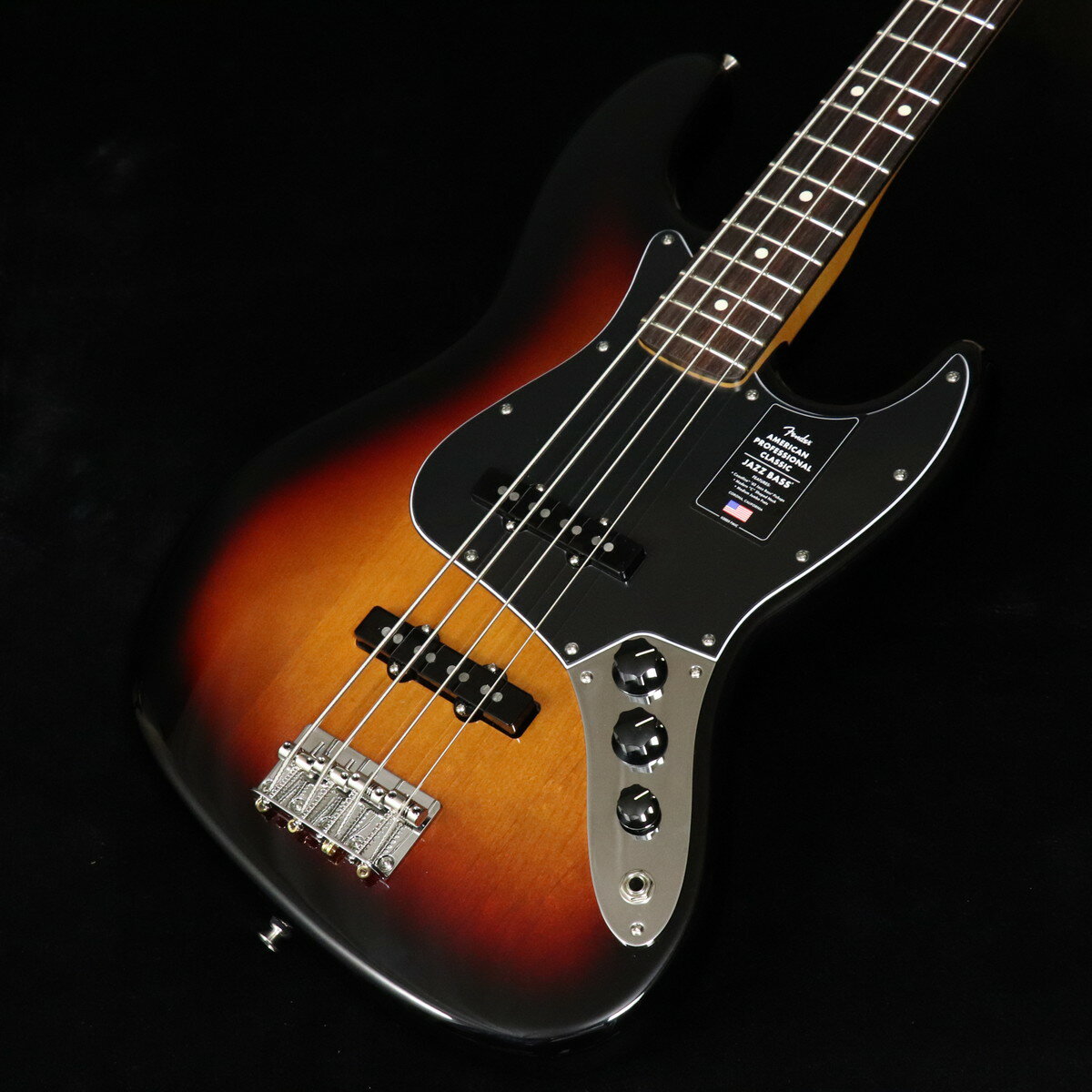 ヴィンテージの魅力とモダンなパフォーマンスが完璧に融合した『American Professional Classic』シリーズ！American Professional Classic Jazz Bassは、ヴィンテージの魅力とモダンなパフォーマンスが完璧に融合したベースです。ヴィンテージにインスパイアされたCoastline ’62 Jazz Bassピックアップを搭載し、パンチと明瞭度の高い、深みのあるトーンを奏でます。洗練されたModern “C”シェイプネックは、快適な演奏性を提供し、Fender”ロリポップ”チューナーは、クラシックなルックスと正確なチューニング安定性を両立しています。カスタムフェードのヴィンテージ仕上げや、フェンダーらしいクラシックな塗装をラインナップ。サウンドだけでなく、見た目の美しさにもこだわりました。American Professional Classic Jazz Bassは、フェンダー黄金期の魂を受け継ぎながら、現代のプレイヤーのために進化したモデルです。Features・アルダーボディ・Coastline ’62 Jazz Bassピックアップ・Modern “C”シェイプネック、9.5インチラジアス指板、ミディアムジャンボフレット・ヴィンテージスタイルハードウェア・Greasebucket トーン回路搭載・ギグバッグ付属■付属品：デラックスギグバッグ、調整用レンチ、メーカー保証書 ■ 重量：4.44kg ■ JAN：0885978638895 ※こちらの商品は現物1点限りを、店頭展示を含め複数のモールに同時掲載しております。 売却に伴う商品情報の削除は迅速を心掛けておりますが、必ずしもリアルタイムではございません。 ご注文後に万一売り切れとなっておりました際は、誠に申し訳ございませんがご容赦くださいませ。 製品仕様 ModelAmerican Professional Classic Jazz Bass Rosewood Fingerboard 3-Color SunburstBody MaterialAlderBody FinishGloss UrethaneNeckMaple, Modern “C”Neck FinishSatin UrethaneFingerboardRosewood, 9.5” &#40;241 mm&#41;Frets20, Medium JumboPosition InlaysWhite DotNut Material/WidthSynthetic Bone, 1.5” &#40;38.1 mm&#41;Tuning MachinesVintage-Style “Lollipop” &#40;Non Reverse&#41;Scale Length34” &#40;86.36 cm&#41;Bridge4-Saddle Vintage-Style with Steel SaddlesPickguard3-Ply Black/White/BlackPickupsCoastline ‘66 Single-Coil Jazz Bass &#40;Bridge&#41;, Coastline ‘66 Single-Coil Jazz Bass&#40;Middle&#41;Pickup SwitchingNoneControlsVolume 1. &#40;Middle Pickup&#41;, Volume 2. &#40;Bridge Pickup&#41;, Master Greasebucket Tone Circuit &#40;Rolls Off Highs without Adding Bass&#41;Control KnobsVintage-Style Black Plastic Jazz BassHardware FinishNickel/ChromeStringsFender 7250M Nickel Plated Steel Roundwound, Long Scale, &#40;.045-.105 Gauges&#41;, PN 0737250406Case/Gig BagIncluded