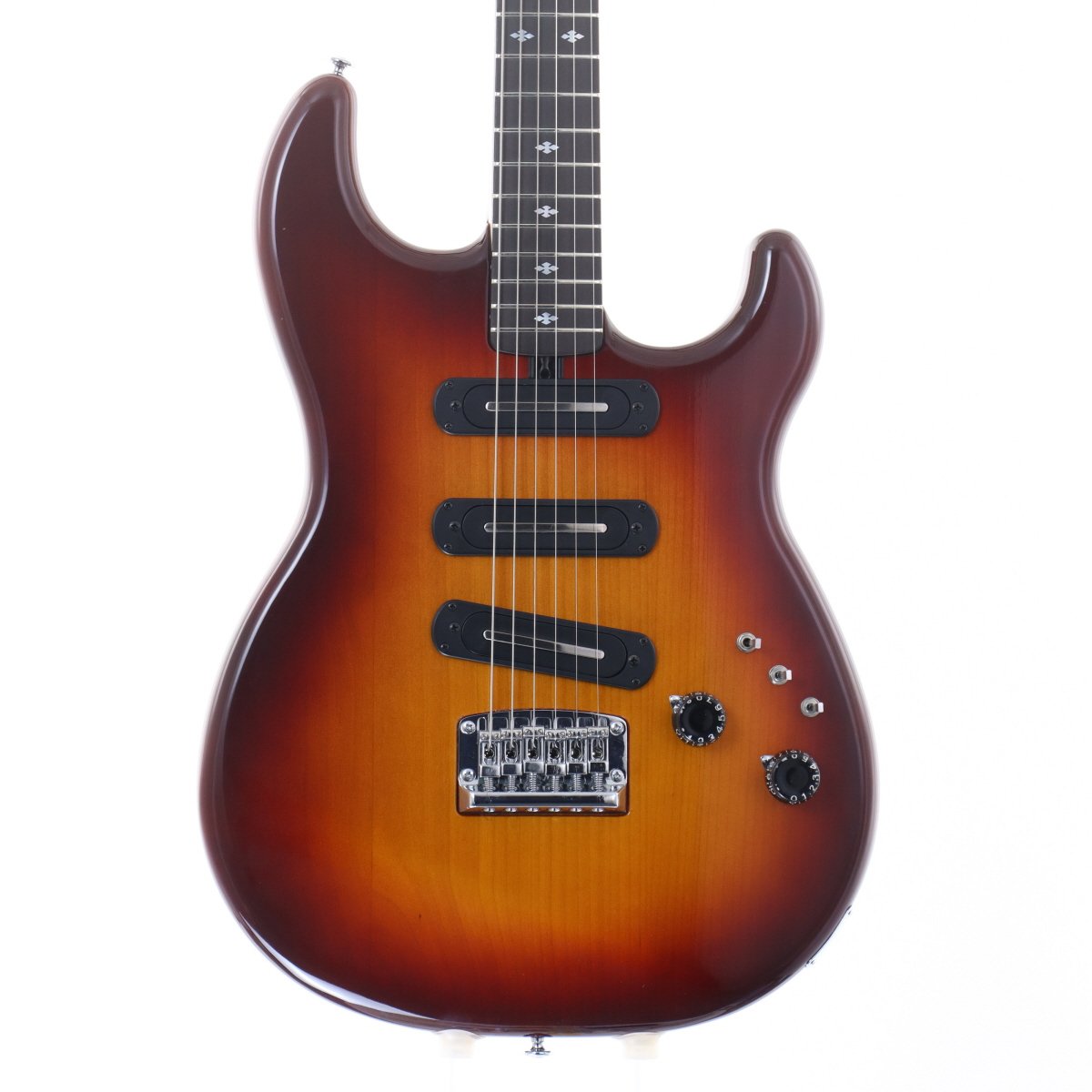 フェイズスイッチによる多彩なサウンドバリエーションが魅力のモデルです。1977年から1980年に製造・発売されていたヤマハオリジナルモデル。アルダーボディ、メイプルネック/ストライプト・エボニー指板の22フレット仕様で、弾きやすいスリムネックが特徴です。各ピックアップに3ポジションのフェイズスイッチを搭載しており、13通りのサウンドバリエーションを操ることで多彩な表現が楽しめます。 全体的に細かい擦り傷や打痕が散在しており、ハードウェアにややくすみがございますが、製造年代を考慮すると良い状態が保たれております。やや使用感はございますが、弊社リペアセンターにて各部メンテナンス・クリーニング済みでプレイヤビリティは良好です。 ※中古品につき、傷・打痕等、写真に写りにくい部分や記載以外の傷があります。予めご了承くださいませ。 ※トラスロッド、フレット残り、弦高等の記載がある場合は当社スタッフがセットアップ時に計測したものであり、 気候、湿度等、環境の違いによる影響等で、変化が起こります。数値は購入時の参考としてご利用いただく事を想定しており、 お手元に届いた際に同数値である事をお約束するものではございません。 ※こちらの商品は現物1点限りを、店頭展示を含め複数のモールに同時掲載しております。 売却に伴う商品情報の削除は迅速を心掛けておりますが、必ずしもリアルタイムではございません。 ご注文後に万一売り切れとなっておりました際は、誠に申し訳ございませんがご容赦くださいませ。 製品仕様 商品ランクB＋：多少傷はあるが通常使用する用途において問題なし保証期間12ヶ月シリアルナンバー001073製造国日本ケース非純正ソフトケース重量3.59kgトラスロッド【問題なし】ロッド左右60度まで確認済みにて問題なしフレット残り【問題なし】充分なフレット高さあり弦高低音弦側12フレット上 2.0mm弦高高音弦側12フレット上 1.5mmナット幅41.0mmネック厚1フレット付近21.1mmネック厚12フレット付近23.9mmスケール648mm &#40;25.5"&#41;RADIUS184mm &#40;7.25"&#41;セットアップ時の弦D&#39;Addario EXL110 / .010-.046 setリペア・メンテナンス箇所クリーニング・弦交換・ロッド調整・オクターブ調整・弦高調整・すり合わせ・電装修理