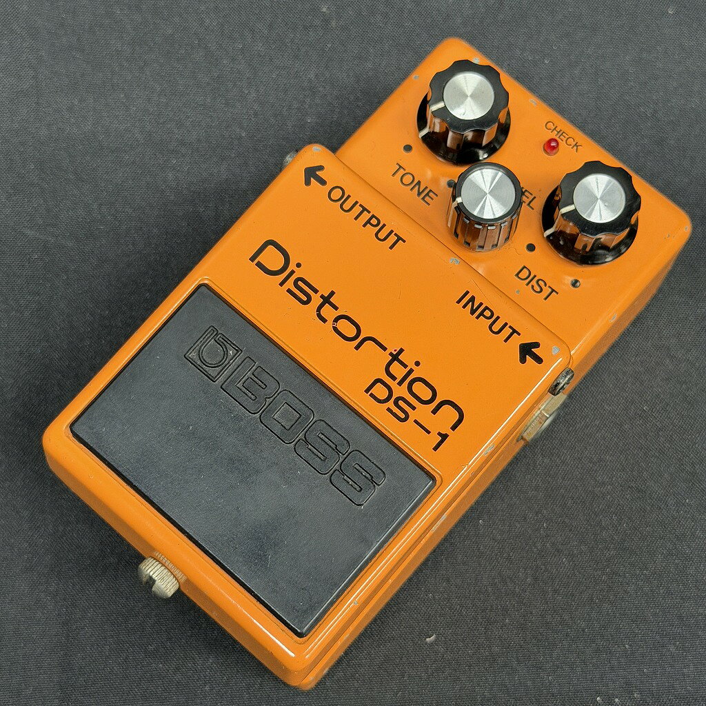 人気商品が中古で入荷！ボス最初のディストーションとして1978年にデビュー。OD-1と並び、世界の定番ディストーションとなっております。鋭く、サスティンのある歪でありながら、プレイヤーのニュアンスを表現できる良質ディストーション。トーンの利き幅も広く、マイルドなディストーションからシャープなハードサウンドまで音作り可能。グランジ、ロック、メタル問わず幅広く愛用されてきています。こちらの個体はMADE IN JAPAN 日本製です。キズや汚れなど年代相応の使用感はございますが動作上の問題はございません。※画像に映っている商品が付属品含め全てとなります。 ※中古品につき、傷・打痕等、写真に写りにくい部分や記載以外の傷があります。予めご了承くださいませ。 ※こちらの商品は現物1点限りを、店頭展示を含め複数のモールに同時掲載しております。 売却に伴う商品情報の削除は迅速を心掛けておりますが、必ずしもリアルタイムではございません。 ご注文後に万一売り切れとなっておりました際は、誠に申し訳ございませんがご容赦くださいませ。 製品仕様 商品ランクB＋：多少傷はあるが通常使用する用途において問題なし保証期間1ヶ月