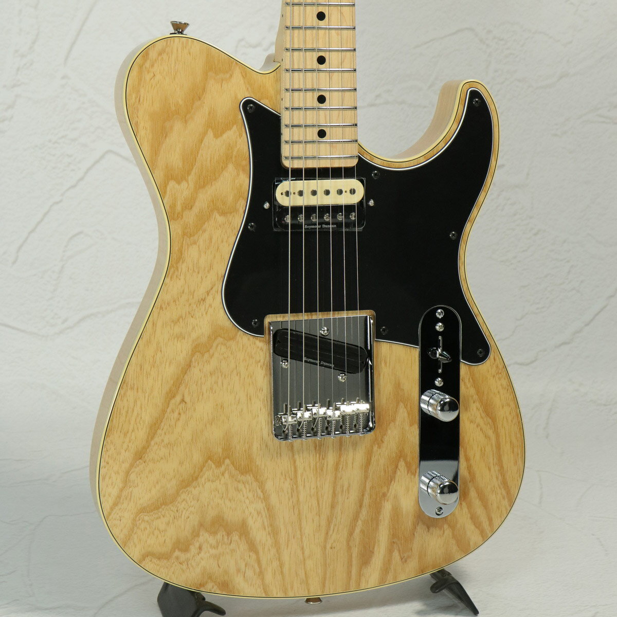 マイク・スターン・シグネチャーモデル!コンテンポラリー・ジャズ・ギター界の超実力派ギタリスト、マイク・スターン。ジャズ、ファンク、ブルース、ハードロックなど、さまざまなエッセンスを大胆に融合させたその音楽とプレイスタイルは、プレイヤーのイマジネーションをかき立てるこのギターと共に進化してきました。ピッキングの細かなニュアンスからハードなコードカッティングのアタック感まで、プレイヤーの表現を忠実に伝えるセンシティブなピックアップ＆ボディ。ヤマハ独自のI.R.A.処理により、ボディの鳴りも向上。97年以降、メインギターとして使用している愛機が、ヤマハミュージッククラフトの卓越した木工技術、加工精度によりさらに進化を遂げました。【ピックアップ】2つのSeymour Duncanピックアップ"'59"（フロント）と"ホットレール"（リア）のコンビネーションは、クリーントーン?ウォーム＆マイルド?ディストーションと豊かなサウンドバリエーションを誇る。【ボディ＆ネック】シングルカッタウェイのセンター2ピース・ライトアッシュボディ＋ワンピースメイプルネックは、プレイヤーの身体にフィットし、その抜群のボディバランスは、長時間のライブでもストレスを感じさせない。■付属品:保証書、ギグバック■シリアルナンバー:IKX134E■重量:3.30kg 製品仕様 ボディライトアッシュネックメイプルボディ/ネック構造ボルトオン指板ワンピース・メイプル指板アール184Rフレット数22ブリッジビンテージタイプスケール648mmピックアップSeymour Duncan &#39;59 x1, Seymour Duncan Hot Rail x 1ピックアップスイッチ3P セレクタースイッチコントロールマスターボリューム、マスタートーンフィニッシュナチュラル&#40;NT&#41;