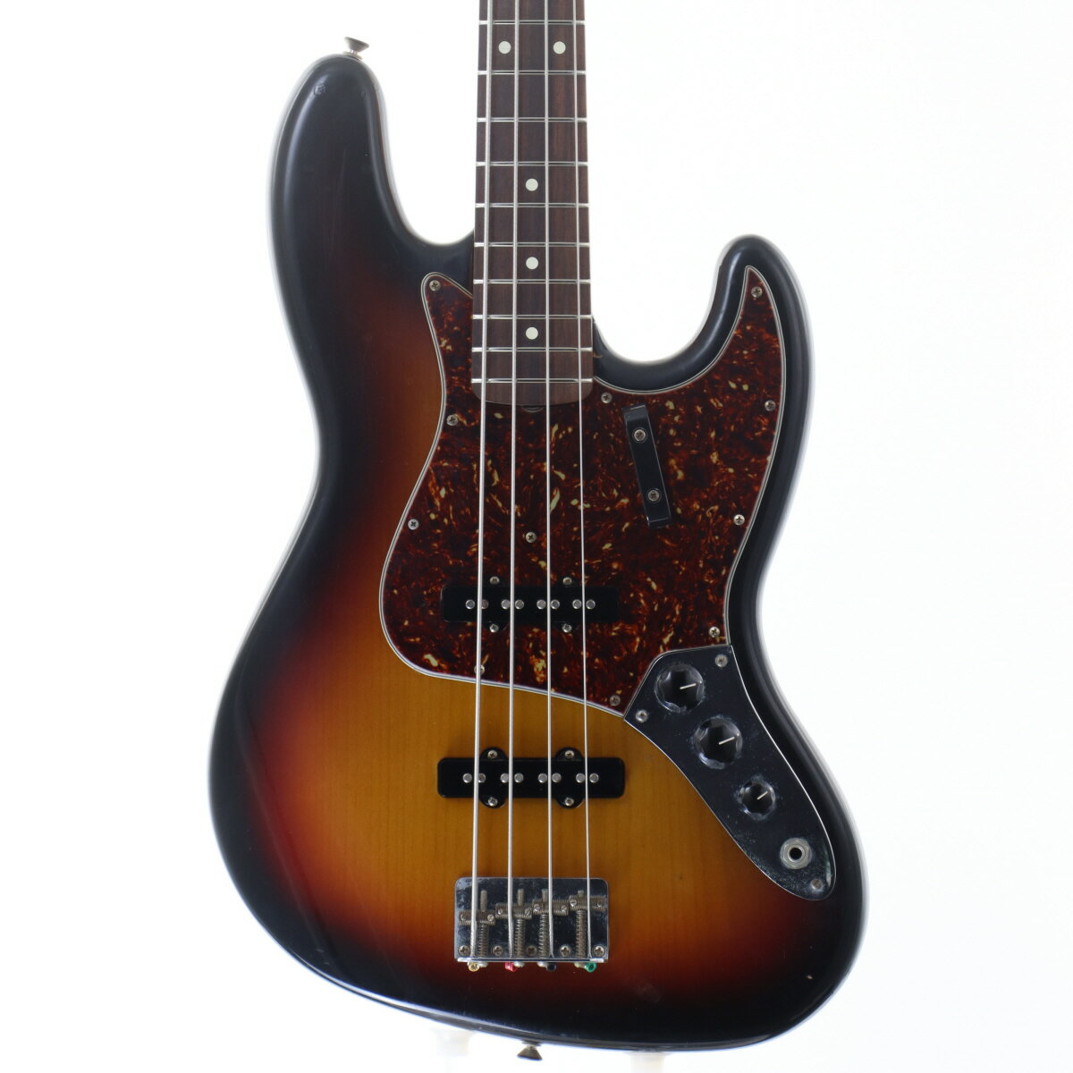 フェンダーUSAの「American Vintage 62 Jazz Bass 3knob」です。1962年製ジャズベースの仕様を再現した人気のアメリカンヴィンテージシリーズのジャズベースです。アルダーボディにメイプルネック、スラブ貼りのローズウッド指板やトランシジョン・ロゴや3ノブ仕様ジャズベースを忠実に再現した一本。※トラスロッドが締まりきっており、ネックにややハイハネ症状が出ており、現状調整は出来ておりますが、ネックは保証対象外とさせていただきます。ヘッド角に凹みを伴う小さな打痕がございます。ボディトップにポリッシュ等が反応し塗装が溶けて跡がございます。ボディ両面角に塗装欠けや塗装割れ・凹みを伴う小さな打痕が多数あり、パーツにクスミやサビがございます。その他線傷や打痕などのやや強めの使用感がございます。入荷後、クリーニング・弦交換・ロッド調整・オクターブ調整・弦高調整商品ランク:B （並品）保証　：　12ヶ月トラスロッド　：　締まり切りフレット　：　60〜70％付属品　：　ハードケース/純正 生産国　：　USA重量　：　4.42kgシリアル　：　V154183 ※トラスロッド・フレット残り・弦高などは弊社リペアセンターにてセットアップ・調整時でのセッティング数値でございます。 ※こちらの商品は現物1点限りでございます。 複数のモールに掲載されているため、売却に伴う商品情報の削除は迅速を心掛けておりますが必ずしもリアルタイムではございませんので、ご注文後に万一売り切れとなっておりました際は誠に申し訳ございませんがご容赦くださいませ。 製品仕様 トラスロッド【注意点あり】ロッド限界にて現状ネックに問題なしフレット残り【問題なし】充分なフレット高さあり弦高&#40;低音弦側&#41;12フレット上 2.5mm弦高&#40;高音弦側&#41;12フレット上 2.0mmナット幅38.0mmネック厚（1フレット付近）20.8mmネック厚（12フレット付近）24.8mmスケール864mm &#40;34"&#41;RADIUS184mm &#40;7.25"&#41;セットアップ時の弦D&#39;Addario EXL165 / .045-.105 setリペア・メンテナンス箇所クリーニング・弦交換・ロッド調整・オクターブ調整・弦高調整