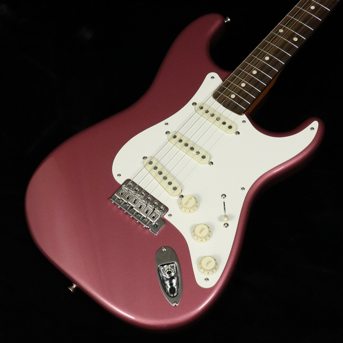本人の実機を忠実に再現！待望のChar Stratocaster 登場！日本のロック史に多大な影響を与え、現在もシーンの最前線に立ち続けるギタリストChar。Char Stratocaster BurgundyはCharのキャリアを代表するアイコン、1959年製のStratocasterを、本人実機を基に日本製で再現したシグネイチャーモデルです。最も目を引くマッチングヘッドのカラーリングは経年変化のより落ち着いたバーガンディーミストメタリックを再現したオリジナルカラーChar Burgundyを採用しています。サウンドの要であるピックアップは、Charの暖かく太いトーンを再現するため開発されたChar Original Single Coil Stratocasterを搭載。演奏性を決めるネックはローフレット部分が薄く、ハイフレット部分はしっかりと厚みがある特徴的なグリップを再現。またサウンドと演奏性に大きく関わる要素として本人実機の緩いテンション感を再現するためネックポケットを通常より深く設計しています。これによりChar本人のように高い弦高でも軽いタッチで演奏が可能になり、より豊かな倍音を生み出す事ができます。そしてCharのダイナミックなアーミングを考慮し、トレモロブロックのキャビティーを通常より広く設計することにより可変幅を増やしています。 ■重量：3.44kg■JAN：0885978221684■付属品：ギグバッグ、トレモロアーム、調整用レンチ、メーカー保証書 ※こちらの商品は現物1点限りを、店頭展示を含め複数のモールに同時掲載しております。 売却に伴う商品情報の削除は迅速を心掛けておりますが、必ずしもリアルタイムではございません。 ご注文後に万一売り切れとなっておりました際は、誠に申し訳ございませんがご容赦くださいませ。 製品仕様 ModelMade in Japan Char Stratocaster Burgundy Rosewood FingerboardBody MaterialAlderBody FinishGloss PolyesterNeckMaple, “C” ShapeNeck FinishSatin Urethane Finish on Back, Gloss Urethane Finish on FrontFingerboardRosewood, 7.25” &#40;184.1 mm&#41;Frets21, VintagePosition InlaysWhite Dot &#40;Rosewood&#41;Nut Material/WidthBone, 1.650” &#40;42 mm&#41;Tuning MachinesPure Vintage Single Line “Fender Deluxe”Scale Length25.5” &#40;64.77 cm&#41;Bridge6-Saddle Vintage-Style Synchronized TremoloPickguard1-Ply ParchmentPickupsChar Original Single Coil Stratocaster &#40;Bridge&#41;, Char Original Single Coil Stratocaster&#40;Middle&#41;, Char Original Single Coil Stratocaster &#40;Neck&#41;Pickup Switching5-Position Blade ControlsMaster Volume, Tone 1. &#40;Neck Pickup&#41;, Tone 2. &#40;Middle Pickup&#41;Control KnobsAged WhiteHardware FinishNickel/ChromeStringsNickel Plated Steel &#40;.009-.042 Gauges&#41;Case/Gig BagIncluded