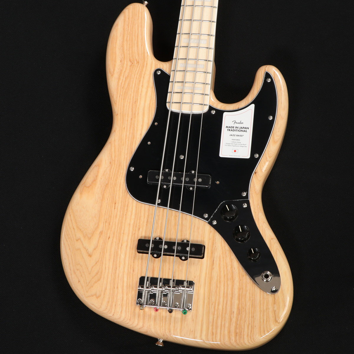 日本製フェンダーの大人気シリーズ『Made in Japan Traditional』がリニューアルして登場！！~70s JAZZ BASS~ フェンダーの伝統的な楽器製作の美学と日本の洗練されたクラフトマンシップを融合することで導き出されたMade in Japan Traditionalシリーズ。フェンダーの正統なDNAが、確かなMade in Japanクオリティで蘇ります。 Made in Japan Traditional 70s Jazz Bassはグロスフィニッシュのアッシュボディを採用。 20本のヴィンテ ージスタイルフレットを装備した9.5インチラジアスの”U” シェイプメイプルネックがTraditionalシリーズならではのクラシカルな演奏性を提供します。 4サドル式ヴィンテージスタイルブリッジ、そしてTraditionalシリーズのために選定されたオリジナルピックアップはリアルで音楽的なヴ ィンテージトーンを奏でます。 堅実なギタークラフトマンシップと、プレイヤーのニーズに柔軟に対応する答えが、本シリ ーズに反映されています。 主な仕様 ボディ : Ash ボディフィニッシュ : Gloss Polyester コントロールノブ : Black Plastic フィンガーボード : Maple ハードウェアフィニッシュ : Nickel/Chrome ネックフィニッシュ : Gloss Urethane ピックガード : 3-Ply Black ポジションインレイ : White Pearloid Block ボディシェイプ : Jazz Bass ネック : Maple ネックシェイプ : "U" Shape スケール : 34" (86.36 cm) フィンガーボードラジアス : 9.5" (241 mm) フレットナンバー : 20 フレットサイズ : Vintage ナット : Bone ナット幅 : 1.5" (38.1 mm) ブリッジピックアップ : Vintage-Style Single-Coil Jazz Bass ミドルピックアップ : Vintage-Style Single-Coil Jazz Bass コントロール : Volume 1. (Middle Pickup), Volume 2. (Bridge Pickup), Master Tone ピックアップスイッチ : None ピックアップコンフィギュレーション : SS ブリッジ : 4-Saddle Vintage-Style チューニングマシーン : Vintage-Style ストリング : Nickel Plated Steel (.045-.105 Gauges) ■ シリアル : JD25024474 ■ 重量 : 4.03kg ■ JAN : 0885978483723 ■ 付属品：ソフトケース、メーカー保証書 ■ 保証:2年 複数のサイトに掲載しておりますため、他のサイトにて既にご販売済みである場合もございます。 売却に伴う商品情報の削除は迅速を心掛けておりますが、ご注文後に万一売り切れとなっておりました際は誠に申し訳ございませんがご容赦くださいませ。
