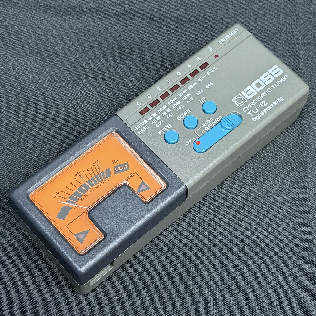 人気商品が中古で入荷！視認性抜群のLEDチューニング・ガイドと、追従性に優れた大型針式メーターを搭載。世界のトップ・プロの絶大な信頼を受け続けるベスト・セラー・モデルです。キズや汚れなど若干の使用感はございますが動作上の問題はございません。保証は初期不良対応のみとなります。※画像に映っている商品が付属品含め全てとなります。 ※中古品につき、傷・打痕等、写真に写りにくい部分や記載以外の傷があります。予めご了承くださいませ。 ※こちらの商品は現物1点限りを、店頭展示を含め複数のモールに同時掲載しております。 売却に伴う商品情報の削除は迅速を心掛けておりますが、必ずしもリアルタイムではございません。 ご注文後に万一売り切れとなっておりました際は、誠に申し訳ございませんがご容赦くださいませ。 製品仕様 商品ランクB＋：多少傷はあるが通常使用する用途において問題なし