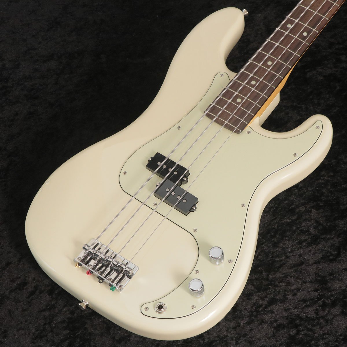 イシバシ限定販売！機材マニアの先輩も納得？！の仕様！ISHIBASHI FSR Hybrid II P-BASS RW OWH W/Seymour Duncan”SPB-1登場！ 日本製ではありそうで現行ラインナップにない、オリンピック・ホワイト(Olympic White)にミントグリーン・ピックガードの日本製ハイブリッドIIプレシジョン・ベースです。 現行のフェンダー日本製ベースでは、 HAMA OKAMOTO PRECISION BASS OWHに使用されるこのカラーは若干黄色みがかったVintage Whiteと真っ白なArctic Whiteの中間色の様なややクリーム色の様な落ちついたホワイトです。 American Professional II P-BASSには採用されているカラーです。 3-Ply Mint Greenピックガードとの相性も抜群です。 21フレット仕様ツバ出しネックエンド、ネック上部からトラスロッド調整可能です。ネック裏にスカンク・ストライプもあるModern "C"シェイプのネックは丸みを帯びた形状で握り込みやすく、サテン仕上げのネック裏は滑りが良く、運指し易いネックです。 ベースの心臓部ピックアップにはなんと”Seymour Duncan”SPB-1(Vintage P-Bass)を敢えてロゴ無しカバーで搭載！（さり気なくカスタマイズしている感を演出している所もこだわりポイントです。） ”Seymour Duncan”SPB-1(Vintage P-Bass)ピックアップは ALNICO 5マグネットにより、ヴィンテージのウォームでアタック音が滑らかなトーンを忠実に再現したピックアップです。Low-MIDに芯のあるサウンドでバンドの中でも埋もれないサウンドです。 そしてTONEノブを引っ張ってみて下さい。シリーズ/パラレル切り替えスイッチになっており、音色が劇的に変化します。 シリーズのコシのある太くウォームなサウンドから一変しパラレルだとクリアな高域と繊細で表現力のあるサウンド、いわゆるジャズベースのサウンドに近いサウンドに変化致します。トーンによってももちろん変化しパラレルのトーン絞り気味のサウンド等はまさにヴィンテージジャズベースの様なサウンドがお楽しみ頂けます。 是非通常の日本製HybridIIと比較して頂いてサウンドの違いを体感して見て下さい。 こだわりの詰まった渾身のプレシジョンベース、 イシバシ楽器完全限定販売となります。是非お早目にご検討下さい。 ■付属品：ソフトケース、調整用レンチ、メーカー正規保証書（2年） ■主な仕様 Color:Olympic White Body:Alder Neck :Maple Neck Finish:Satin Urethane Finish on Back, Gloss Urethane Finish on Front Neck Shape:Modern "C" Scale:34" (86.36 cm) Fingerboard :Rosewood Fingerboard Radius:9.5" (241 mm) Flet number:21 Flet Size:Narrow Tall Nut:Bone Nut Size (mm):1.650" (42 mm) Position Inlay:Ivory Dots Middle Pickup :SEYMOUR DUNCAN SPB-1 Control:Master Volume, Master Tone with Push-Pull Switch (Series / Parallel) Bridge:4-Saddle Vintage-Style Hardware Finish:Chrome Tuning Machine:Vintage-Style Pickguard:3-Ply Mint Green Pickup Cover:Black Control Knob:Knurled Flat-Top String:45-105 個体情報 シリアルナンバー　JD25014845 重量　3.93kg