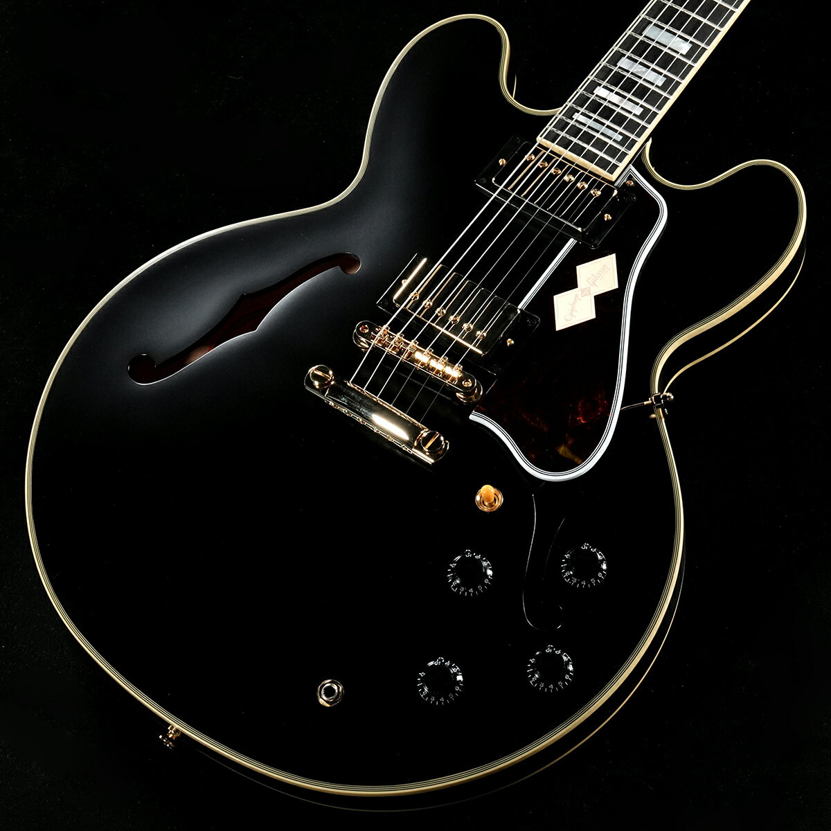 Custombuckerピックアップ搭載1959 ES-355エクスクルーシヴモデル！DTC（Direct to Consumer）オンリーのExclusive製品としてGibson公式サイトで販売されていたレアモデルを特別にオーダーいたしました。Inspired by Gibson Customコレクションの1959 ES-355をベースに、アイコニックなEbonyカラーで仕上げた1本です。日本国内入荷数には限りがございますので、気になった方はお早めに！エピフォンはギブソン・カスタム・ショップとのコラボレーションにより、歴史的名器と誉れ高い1959年ESモデルを見事に再現した1959 ES-355をリリースします。ES-355は数あるESモデルの中で最上位モデルであり、ボディの寸法、ボディトップ・コンター、インレイ・パターン、音響特性までもが正確に再現されています。1959 ES-355は、5plyのメイプル/ポプラ/メイプルBodyに、ハウリングに強く豊かなサスティーンを生み出すソリッドメイプルのセンターブロックのボディ構造。50sラウンド・ミディアム"C"プロファイルの1ピース・マホガニーNeck、エボニー指板上にはマザーオブパールのブロック・ポジション・インレイが施されています。ヘッドストックはGibsonオリジナルの“openbook”ヘッドストック・シェイプが採用され、フロントにはマザーオブパールのスプリット・ダイアモンド・インレイが輝き、バックには"Inspired by Gibson Custom"ロゴが刻まれています。ピックアップにはCustom Shop製品にも採用されているGibson Custombuckerをマウント。さらにCTSポテンショメーター、Malloryコンデンサー、Switchcraftセレクタースイッチとアウトプットジャック、も採用され、サウンド面においても充実のスペックを誇ります。Inspired by Gibson Customロゴ入りのハードシェル・ケースが付属いたします。エピフォンとギブソン・カスタム・ショップのコラボレーションは、紛れもなく、親しみやすく、高品質なギターを生み出し続けています。世界の著名なプレイヤーも愛用し、紛れもなくギブソンを代表するモデルの一つであるES-355の魅力を、この新しいEpiphone Inspired by Gibson Custom 1959 ES-355でも体感いただけます。■S/N:25041510382■重量:3.94kg■JANコード:4570156011794■付属品:ハードケース、正規保証 製品仕様 Shape ES-355Material 5-ply Layered Maple/PoplarTop N/AFinish VOS Vintage Original SheenBinding 7-ply Top, 3-ply Back, 5-ply Headstock, Single-ply FretboardNeck One Piece MahoganyNeck Profile 50s Rounded Medium CNut width 43mmFingerboard EbonyScale length 628.65mmNumber of frets 22Nut Graph TechInlay Mother of Pearl BlockBridge Tune-O-MaticTailpiece Gibson Historic Reissue Aluminum Stop BarTuners Grover RotomaticPlating GoldNeck pickup Gibson CustombuckerBridge pickup Gibson CustombuckerControls 2 Volume, 2 Tone; Hand-wired with CTS Potentiometers and Mallory CapacitorsCase Brown Hardshell with Pink Interior, Gold Hardware, and Inspired by Gibson Custom Logo