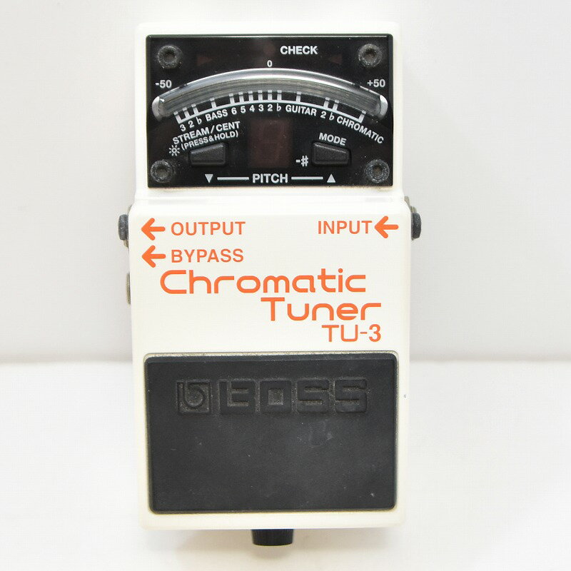 BOSS TU-3 / Chromatic Tuner が中古で入荷しました！■ ステージ仕様の堅牢な筐体と高輝度LEDで、屋外でも抜群の視認性を確保。■ クロマチック／ギター／ベースモードに対応し、幅広い楽器に対応可能。■ アキュピッチ・サイン機能でチューニング完了を視覚的に知らせ、操作もスムーズ。■ 最大6半音までのフラットチューニングに対応し、ドロップチューニングも簡単。■ 他ペダルへの電源供給が可能なDC OUT端子付きで、ボード構築にも便利。 経年劣化と使用感 傷などはありますが現状で動作は良好です。 ※中古品につき、傷・打痕等、写真に写りにくい部分や記載以外の傷があります。予めご了承くださいませ。 ※こちらの商品は現物1点限りを、店頭展示を含め複数のモールに同時掲載しております。 売却に伴う商品情報の削除は迅速を心掛けておりますが、必ずしもリアルタイムではございません。 ご注文後に万一売り切れとなっておりました際は、誠に申し訳ございませんがご容赦くださいませ。 製品仕様 商品ランクB：かなり、傷＆使用感はあるが、通常使用する用途において問題なし保証期間3ヶ月シリアルナンバーQ1B7439ケース箱保証3ヶ月説明書有り