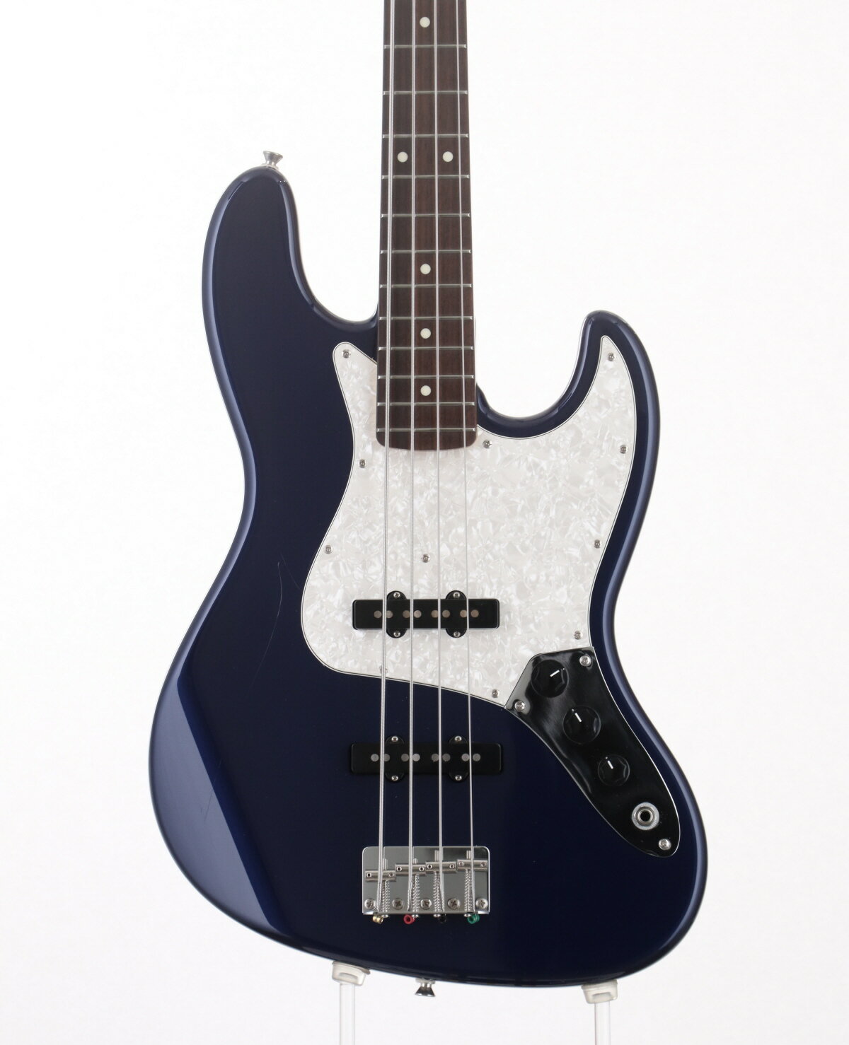 HISTORY HJB-S-R-JJ4 MBLが中古で入荷。 フレットのすり合わせ調整を行っておりますのでプレイコンディションは問題無く十分お使い頂ける状態です。ペグにくすみ、ボディ大きめの傷、ネック6フレット付近に傷含め使用感はございますが、こちらの商品は弊社入荷後、弦を新品に張り替えを行い、弊社リペア部門にて各部クリーニング、メンテナンス＆セットアップを行っております。また購入後安心して永くお使い頂ける様、新品同様に1年間の保証をお付けしております。 ※中古品につき、傷・打痕等、写真に写りにくい部分や記載以外の傷があります。予めご了承くださいませ。 ※トラスロッド、フレット残り、弦高等の記載がある場合は当社スタッフがセットアップ時に計測したものであり、 気候、湿度等、環境の違いによる影響等で、変化が起こります。数値は購入時の参考としてご利用いただく事を想定しており、 お手元に届いた際に同数値である事をお約束するものではございません。 ※こちらの商品は現物1点限りを、店頭展示を含め複数のモールに同時掲載しております。 売却に伴う商品情報の削除は迅速を心掛けておりますが、必ずしもリアルタイムではございません。 ご注文後に万一売り切れとなっておりました際は、誠に申し訳ございませんがご容赦くださいませ。 製品仕様 商品ランクB：かなり、傷＆使用感はあるが、通常使用する用途において問題なし保証期間12ヶ月シリアルナンバーA230603製造国日本ケースソフトケース付属品レンチ重量4.09kgトラスロッド【問題なし】ロッド左右60度まで確認済みにて問題なしフレット残り【問題なし】充分なフレット高さあり弦高低音弦側12フレット上 2.5mm弦高高音弦側12フレット上 2.0mmナット幅38.6mmスケール864mm &#40;34"&#41;セットアップ時の弦D&#39;Addario EXL165 / .045-.105 setリペア・メンテナンス箇所クリーニング・弦交換・ロッド調整・オクターブ調整・弦高調整フレットすりあわせ