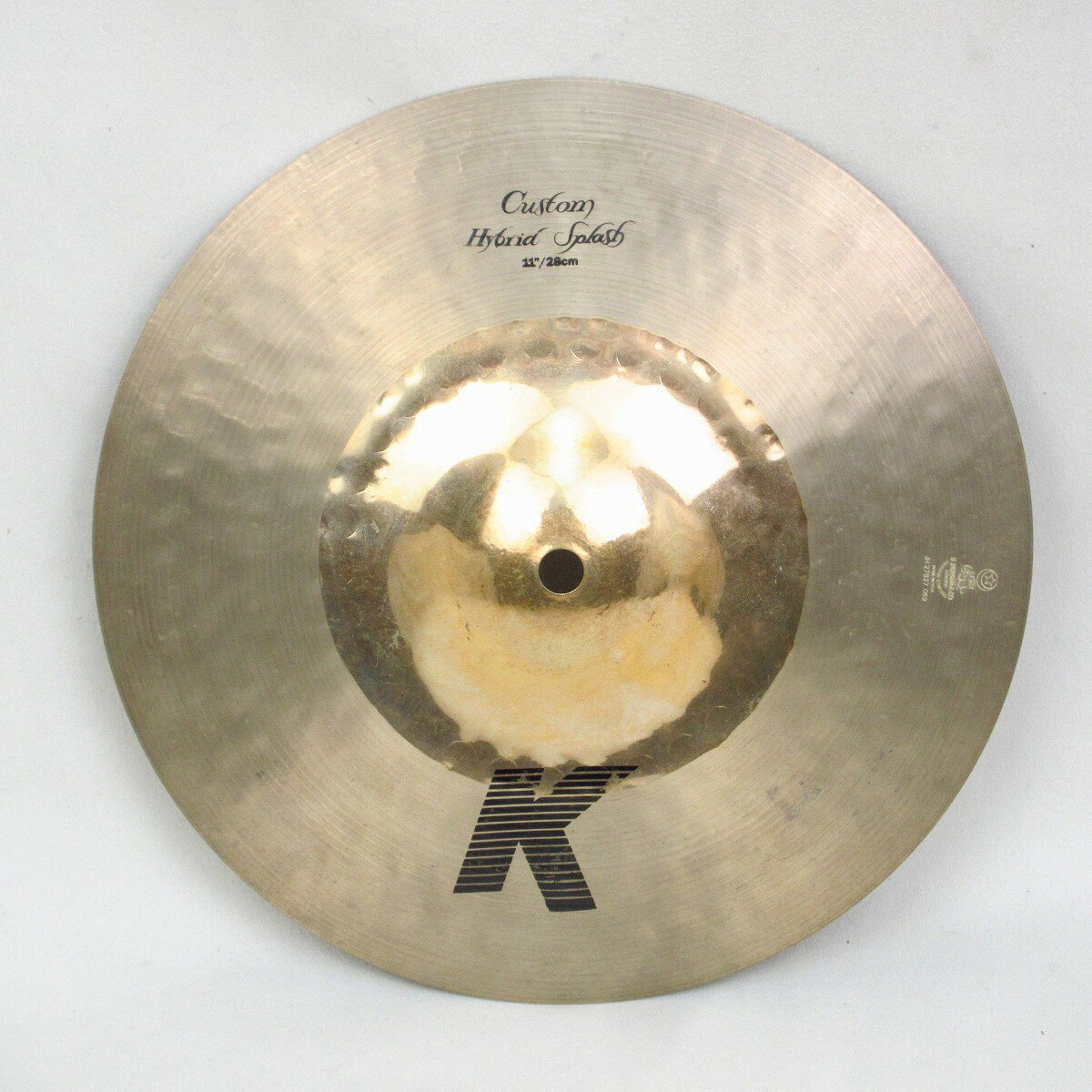 日本のトップドラマー、神保彰氏と共同で設計されたHybridシリーズ。このシリーズは、内側はレイジングのないブリリアント、外側はトラディショナルのハイブリッド仕上げで、ダークさと輝きを併せ持ち、シンウェイトのスプラッシュはベルがレイジングされていないため、よりヘビーなシンバルのように響き、クラッシュ感を高めています。 ●重量420g ■中古保証:無し ■商品ランク:商品ランク:B(傷はあるが通常使用する用途において問題なし) ■状態：相応の使用感有り、性能に問題なし ■付属品:シンバッグ ■シリアルNO.:JH27827-059