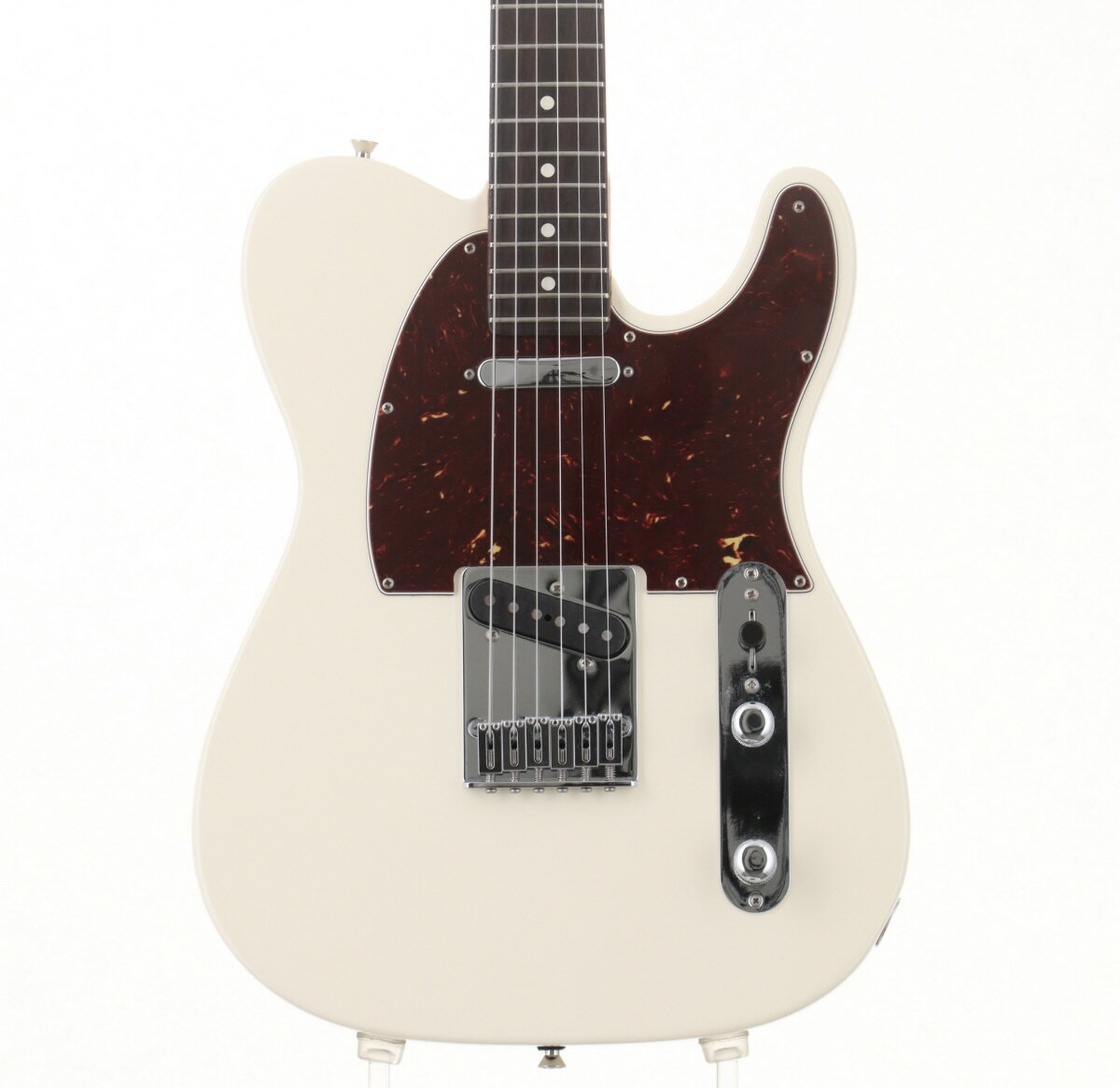 FENDER USA American Professional II Telecasterが中古で入荷。 フレットのすり合わせ調整を行っておりますのでプレイコンディションは問題無く十分お使い頂ける状態です。ブリッジ交換されております。パネルに錆びやトップに擦り傷含め使用感はございますが、こちらの商品は弊社入荷後、弦を新品に張り替えを行い、弊社リペア部門にて各部クリーニング、メンテナンス＆セットアップを行っております。また購入後安心して永くお使い頂ける様、新品同様に1年間の保証をお付けしております。 ※中古品につき、傷・打痕等、写真に写りにくい部分や記載以外の傷があります。予めご了承くださいませ。 ※トラスロッド、フレット残り、弦高等の記載がある場合は当社スタッフがセットアップ時に計測したものであり、 気候、湿度等、環境の違いによる影響等で、変化が起こります。数値は購入時の参考としてご利用いただく事を想定しており、 お手元に届いた際に同数値である事をお約束するものではございません。 ※こちらの商品は現物1点限りを、店頭展示を含め複数のモールに同時掲載しております。 売却に伴う商品情報の削除は迅速を心掛けておりますが、必ずしもリアルタイムではございません。 ご注文後に万一売り切れとなっておりました際は、誠に申し訳ございませんがご容赦くださいませ。 製品仕様 商品ランクB＋：多少傷はあるが通常使用する用途において問題なし保証期間12ヶ月シリアルナンバーUS210018516製造国アメリカケースハードケース付属品レンチ・マニュアル重量3.8kgトラスロッド【問題なし】ロッド左右60度まで確認済みにて問題なしフレット残り【問題なし】充分なフレット高さあり弦高低音弦側12フレット上 2.0mm弦高高音弦側12フレット上 1.5mmナット幅42.9mmネック厚1フレット付近21.0mmネック厚12フレット付近23.0mmスケール648mm &#40;25.5"&#41;RADIUS241mm &#40;9.5"&#41;セットアップ時の弦ERNIE BALL 2223 / .009-.042 setリペア・メンテナンス箇所クリーニング・弦交換・ロッド調整・オクターブ調整・弦高調整・すり合わせ・ナット溝修正