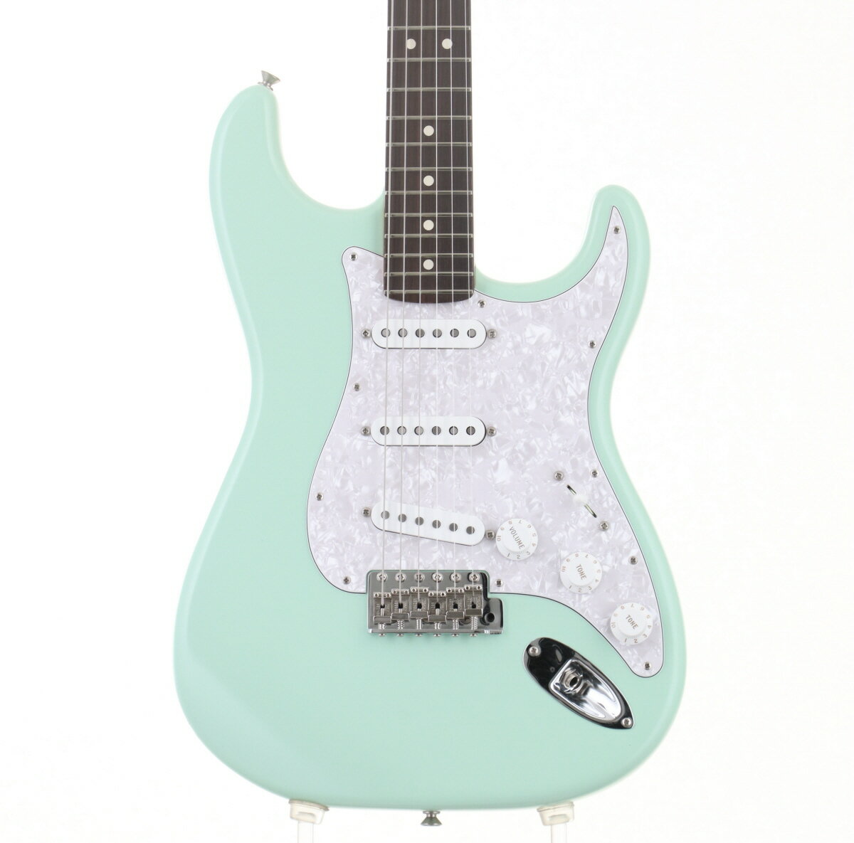 FENDER USA LTD Cory Wong Stratocasterが中古で入荷。 アーム欠品。フレットのすり合わせ調整を行っておりますのでプレイコンディションは問題無く十分お使い頂ける状態です。ボディ左側面に塗装剥がれ含め使用感はございますが、こちらの商品は弊社入荷後、弦を新品に張り替えを行い、弊社リペア部門にて各部クリーニング、メンテナンス＆セットアップを行っております。また購入後安心して永くお使い頂ける様、新品同様に1年間の保証をお付けしております。 ※中古品につき、傷・打痕等、写真に写りにくい部分や記載以外の傷があります。予めご了承くださいませ。 ※トラスロッド、フレット残り、弦高等の記載がある場合は当社スタッフがセットアップ時に計測したものであり、 気候、湿度等、環境の違いによる影響等で、変化が起こります。数値は購入時の参考としてご利用いただく事を想定しており、 お手元に届いた際に同数値である事をお約束するものではございません。 ※こちらの商品は現物1点限りを、店頭展示を含め複数のモールに同時掲載しております。 売却に伴う商品情報の削除は迅速を心掛けておりますが、必ずしもリアルタイムではございません。 ご注文後に万一売り切れとなっておりました際は、誠に申し訳ございませんがご容赦くださいませ。 製品仕様 商品ランクB＋：多少傷はあるが通常使用する用途において問題なし保証期間12ヶ月シリアルナンバーCW231382ケースハードケース付属品認定書重量3.51kgトラスロッド【問題なし】ロッド左右60度まで確認済みにて問題なしフレット残り【問題なし】充分なフレット高さあり弦高低音弦側12フレット上 2.0mm弦高高音弦側12フレット上 1.5mmナット幅43.3mmネック厚1フレット付近22.6mmネック厚12フレット付近22.2mmスケール648mm &#40;25.5"&#41;RADIUS241mm &#40;9.5"&#41;セットアップ時の弦ERNIE BALL 2221 / .010-.046 setリペア・メンテナンス箇所クリーニング・弦交換・ロッド調整・オクターブ調整・弦高調整・フレットすり合わせ