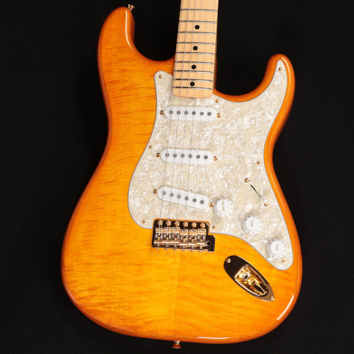 イシバシ独占販売！知る人ぞ知るキルト・メイプルトップにアッシュバックな特別仕様のストラトキャスター！ かつて、あるマスタービルダーが製作し、あの偉大なギタリストが使用しているストラトを彷彿とさせるモデルです。 フェンダーでは滅多に見ることのない、Honey Burst（ハニー・バースト）カラーを採用し、キルトメイプル本来の美しさを極限まで高めたスペシャルな仕上がりとなっております。 また、ハニーバーストとベストマッチのゴールドパーツを採用しており高級感を演出します。 ピックガードは通常のパーロイドピックガードよりもやや黄色味がかった3-Ply Aged White Pearloidを採用、華やかながらも落ち着いた風格のある雰囲気を醸しております。 見た目はもちろん、演奏面、サウンド面においても特別なモデルにふさわしく、一切の妥協をする事はありません。 "C"Shapeのネックと9.5インチラジアスの指板とミディアム・ジャンボフレットがスムーズなプレイアビリティを提供します。 "Gold 6-Saddle Vintage-Style Synchronized Tremolo"がブリッジ搭載でトラディッショナルなストラトサウンドを提供します。 特筆すべき、ピックアップは"ISHIBASHI FSR"で去年から一部モデルで搭載している、USA製57/62Strat Picksups Set を採用！ こちらのPUは、本物の1963 Stratocasterを分解、解析して生まれた明るく透明なトーンを実現するFormvarマグネットワイヤーで本物のヴィンテージストラトのサウンドをもたらします。 比較的フラットな音響特性なので、エフェクターアンプによる音作りもし易いピックアップです。 通常のMade In Japan ストラトよりもさらにパワーアップしたサウンドをお楽しみ頂けるかと思います。 完全限定、イシバシ独占販売となります。是非お早目にご検討下さい。 主な仕様 Color : Honey Burst Body : Ash / Quilt Neck : Maple Neck Finish : Gloss Urethane Neck Shape : "C" Shape Scale : 25.5 Fingerboard : Maple Fingerboard Radius : 9.5 Fret number : 21 Fret Size : Medium Jumbo Nut : Bone Nut Size (mm) : 42 Position Inlay : Black Dots Bridge Pickup : 57/62 Strat Middle Pickup : 57/62 Strat Neck Pickup : 57/62 Strat Control : Master Volume, Tone 1. (Neck Pickup), Tone 2. (Bridge, Middle Pickup) Pickup Switch : 5-Position Blade Pickup Configuration : SSS Bridge : 6-Saddle Vintage-Style Synchronized Tremolo Hardware Finish : Gold ■ シリアル : JD25015994 ■ 重量 : 3.67kg ■ JAN : 0717669909130 ■ 付属品 : ソフトケース、メーカー保証書 複数のサイトに掲載しておりますため、他のサイトにて既にご販売済みである場合もございます。 売却に伴う商品情報の削除は迅速を心掛けておりますが、ご注文後に万一売り切れとなっておりました際は誠に申し訳ございませんがご容赦くださいませ。
