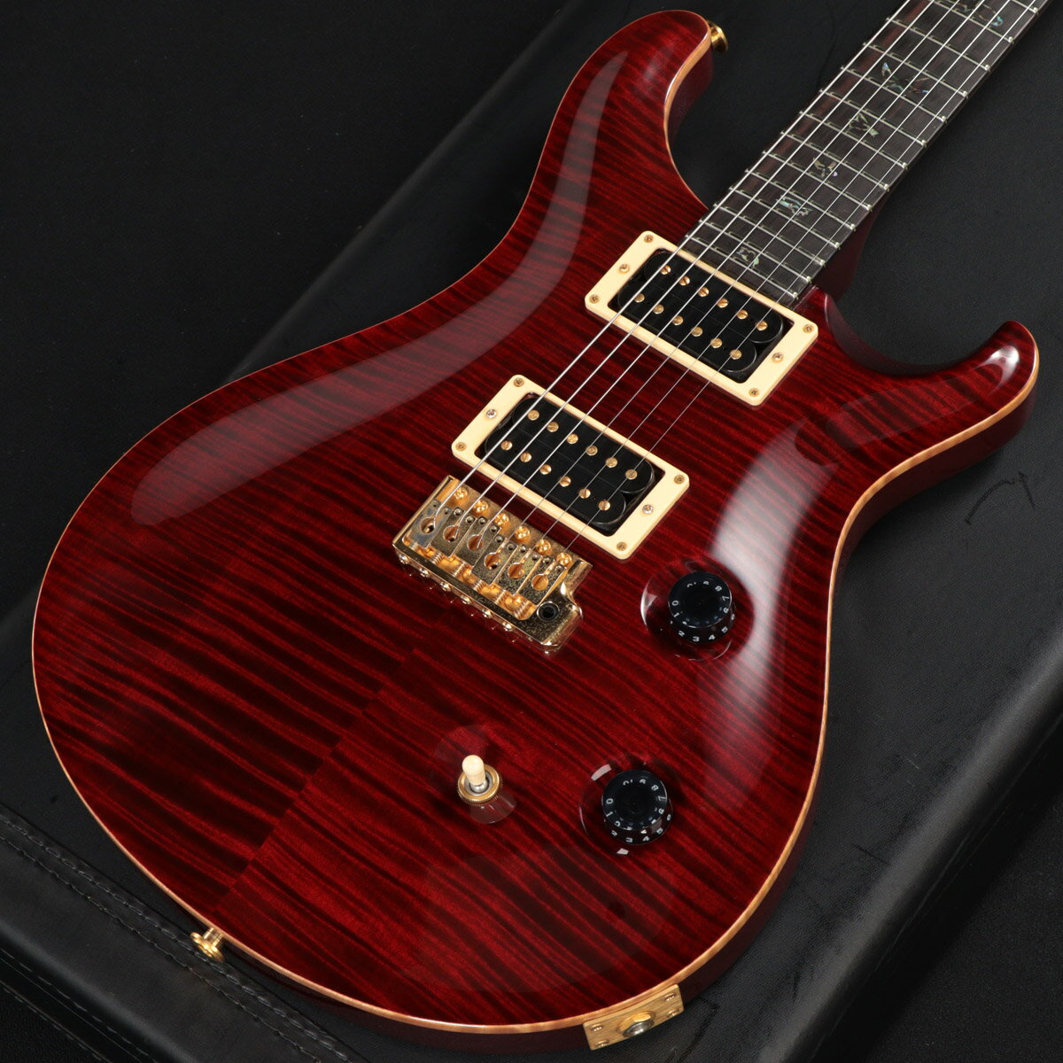 細かいピンストライプ杢がビッシリ詰まったトップが美しいカスタム24が入荷！PRSのフラッグシップモデルのCUSTOM 24 2008年製の個体で、プライベートストックに次ぐハイグレードのメイプルトップ、ゴールドハードウェア、マカッサーエボニー指板にパウア・アバロンインレイといったゴージャスな仕様が採用された”アーティストパッケージ”です。ネックシェイプはバードタグによりStandard、ピックアップは2000年代初期から中期のハイファイなPRSサウンドをご堪能いただける、HFSとVintage Bassのコンビネーション。トーンのプッシュ/プルでコイルタップにも対応します。2000年代中期のPRSは使い込まれた個体が多い中、当個体はバックル傷や細かい擦り傷はあるものの、使用感は少なく良い状態が保たれております。見た目の高級感を裏切らないハイファイで伸びやかなサウンドで、いつまでも弾いていたくなる心地良さをお楽しみいただけます。 バックパネルにバックル傷があり、全体的に細かい擦り傷が散在、ハードウェアにくすみがございます。やや使用感はございますが、弊社リペアセンターにて各部メンテナンス・クリーニング済みでプレイヤビリティは良好です。 ※中古品につき、傷・打痕等、写真に写りにくい部分や記載以外の傷があります。予めご了承くださいませ。 ※トラスロッド、フレット残り、弦高等の記載がある場合は当社スタッフがセットアップ時に計測したものであり、 気候、湿度等、環境の違いによる影響等で、変化が起こります。数値は購入時の参考としてご利用いただく事を想定しており、 お手元に届いた際に同数値である事をお約束するものではございません。 ※こちらの商品は現物1点限りを、店頭展示を含め複数のモールに同時掲載しております。 売却に伴う商品情報の削除は迅速を心掛けておりますが、必ずしもリアルタイムではございません。 ご注文後に万一売り切れとなっておりました際は、誠に申し訳ございませんがご容赦くださいませ。 製品仕様 商品ランクB＋：多少傷はあるが通常使用する用途において問題なし保証期間12ヶ月シリアルナンバー8 131176製造年2008製造国アメリカケース純正ハードケース付属品アーム、レンチ、バードタグ重量3.48kgトラスロッド【問題なし】ロッド左右60度まで確認済みにて問題なしフレット残り【問題なし】充分なフレット高さあり弦高低音弦側12フレット上 2.0mm弦高高音弦側12フレット上 1.5mmナット幅43.0mmネック厚1フレット付近21.7mmネック厚12フレット付近23.1mmスケール635mm &#40;25"&#41;RADIUS254mm &#40;10"&#41;セットアップ時の弦ERNIE BALL 2221 / .010-.046 setリペア・メンテナンス箇所クリーニング・弦交換・ロッド調整・オクターブ調整・弦高調整