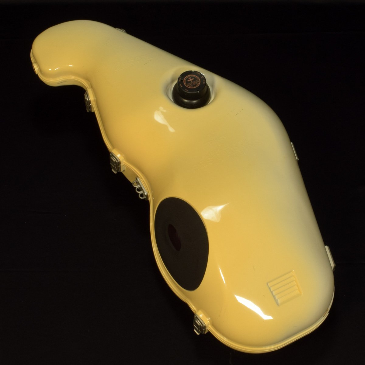 世界初の本格サクソフォン消音器。テナーサックスをe-Saxに入れるだけで、外に漏れる音は会話程度に消音され、自宅での練習も可能となります。またヘッドフォンを接続し、実際に鳴っている内部の音がヘッドフォンからフィードバックされ、楽器の生の音を確認することができます。動作は単4電池が2本必要となります。筐体に色焼けがあり、内部に汚れがございます。商品ランク:B+ （良品）保証　：　1ヶ月付属品　：　取り扱い説明書有り イヤホン、ステレオミニケーブル生産国　：　JAPANシリアル　：　無し