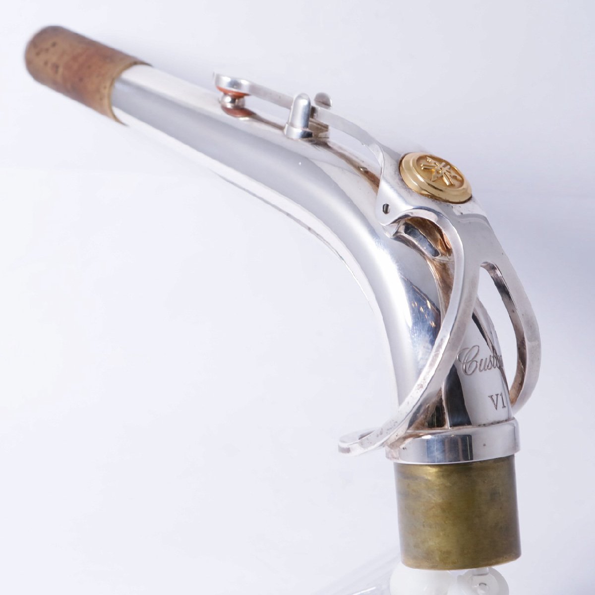 "【御茶ノ水ウインドパル在庫商品】ヤマハのアルトサックス用ネックです。Custom V1ネックの銀メッキになります。使用に伴う小キズやメッキくすみはございますが、大きなダメージも無くコンディション良好です。自由度の高いネックだと思います。■付属品：なしウインドパル店はサックスに特化した管楽器専門店です。ヴィンテージサックスやマウスピース、国内でもあまり出回らない商品も取りそろえ、国内有数のサックスショップとして定評を頂いております。中古品も多く取り扱っておりますので、中々出会えないようなレアな逸品に出会えるチャンスもございます。お気軽にご相談くださいませ。" ※中古品につき、傷・打痕等、写真に写りにくい部分や記載以外の傷があります。予めご了承くださいませ。 ※こちらの商品は現物1点限りを、店頭展示を含め複数のモールに同時掲載しております。 売却に伴う商品情報の削除は迅速を心掛けておりますが、必ずしもリアルタイムではございません。 ご注文後に万一売り切れとなっておりました際は、誠に申し訳ございませんがご容赦くださいませ。 製品仕様 商品ランクB＋：多少傷はあるが通常使用する用途において問題なし