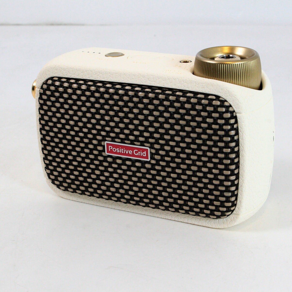 【イシバシ保証：-】【シリアル：-】【商品ランク:B+:多少キズ使用感あり、使用上問題なし】【箱：有り 】【取扱説明書：なし】【その他付属品：交換用グリル、ストラップ、充電用USBケーブル (アダプター部分は付属しておりません)】Spark GOはウルトラポータブルな、どこにでも持ち運べるギターアンプです。アンプ、ペダル、オートコード、スマートジャム、クラウド上の50,000音色 など、さまざまな機能が詰まったSpark Appを使って、いつでもどこでも小さな ”ビースト” で演奏しましょう。Spark GOはコンピュテーショナル・オーディオ技術により、大きなスピーカーのような奥行きがあって圧倒的なギタートーンを実現します。Spark GOには、数々の賞を受賞するBIASトーン・エンジンによる33台のアンプ、43台のエフェクトとペダルが搭載されています。Spark GOのスマートアプリケーションは、どんな曲でも、あなたの演奏に合わせて自動的にギターコードをリアルタイムで表示します。さらにトリッキーな セクションをループしたりテンポを下げたり。直感的で簡単な操作で効果的に練習ができます。最大8時間持続するUSB-C充電式バッテリー搭載