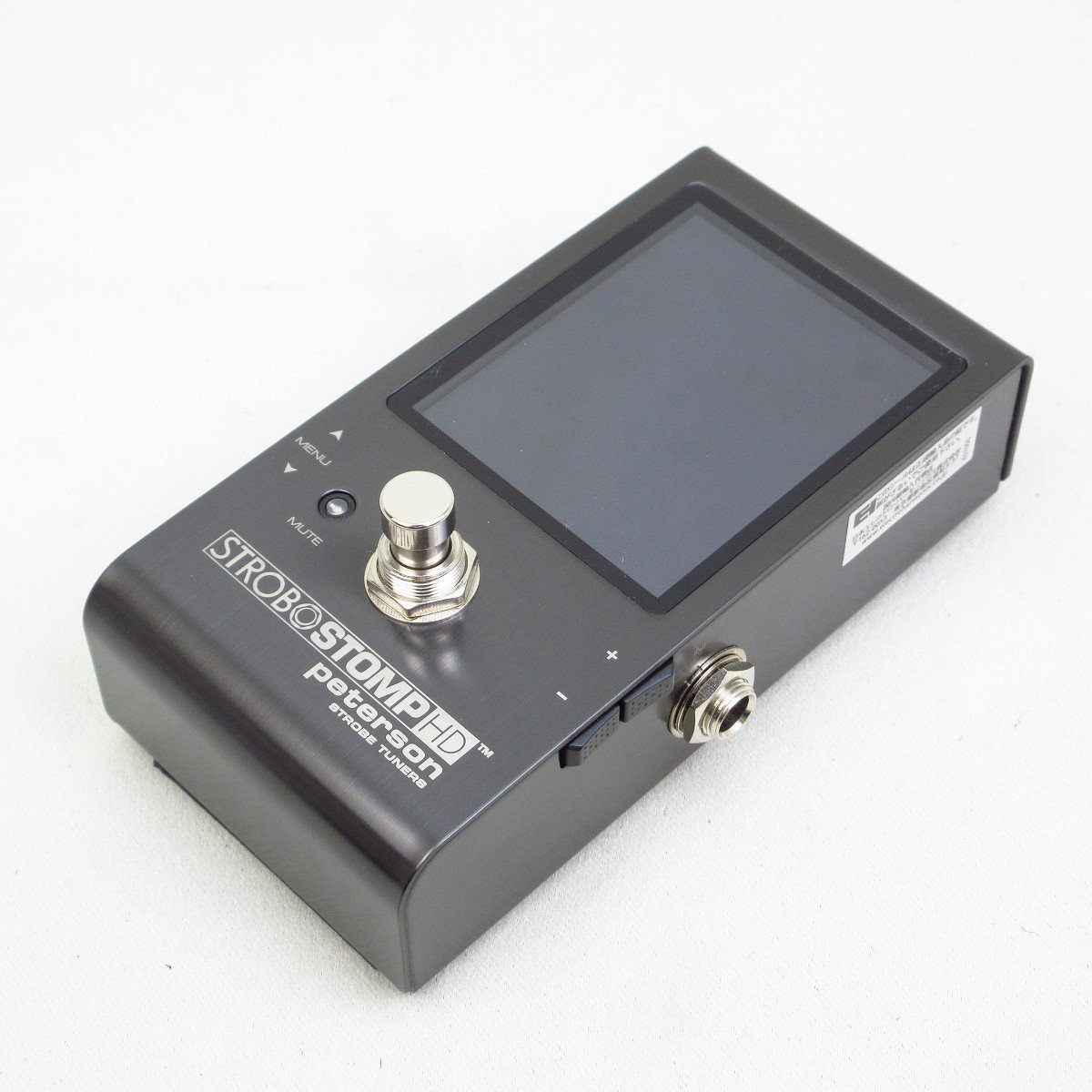 コンパクトなサイズにPeterson最大級の画面を搭載したチューナー・ペダルです。 高精細なディスプレイは、ストロボならではの0.1セント単位のチューニングを素早く行え、色の変更もできます。 出力はトゥルー・バイパスとバッファーを切り替えられるので、好みやセットアップに応じて使い分けることも可能です。 外観上、通常使用による小キズ、汚れが点在しておりますが、動作上問題ございません。 ■中古保証:1ヶ月 ■商品ランク:B+(多少傷はあるが通常使用する用途において問題なし) ■付属品:箱、取扱説明書