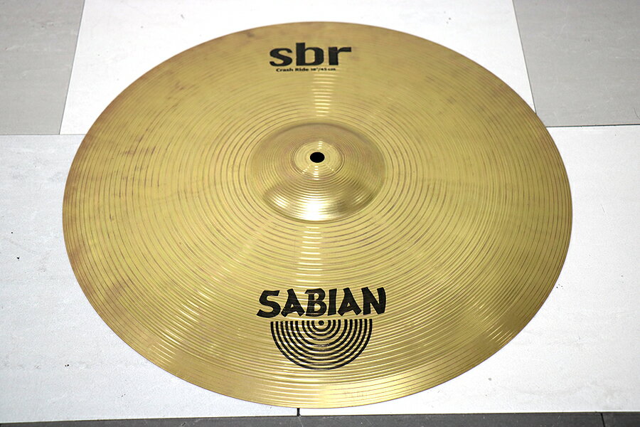ラウドなクラッシュ音と柔らかなライド音■ sbrシリーズの18” Crash Ride クラッシュライドシンバルです。ビッグサイズ・マシンハンマリングプロセスを経て、パワーとレスポンスを向上させたエントリークラスのブラスシンバルです。このシンバルは、パワフルでのびのあるヘヴィなサウンドで、レガートにも対応します。全体的に若干の使用による、キズ、変色、緑青やテープ跡等の汚れがございますが、通常使用する用途においては問題ございません。■サイズ：18”■重量 ：1.53kg■付属品：無し■中古保証：無し■商品ランク:B+：多少傷はあるが通常使用する用途において問題なし